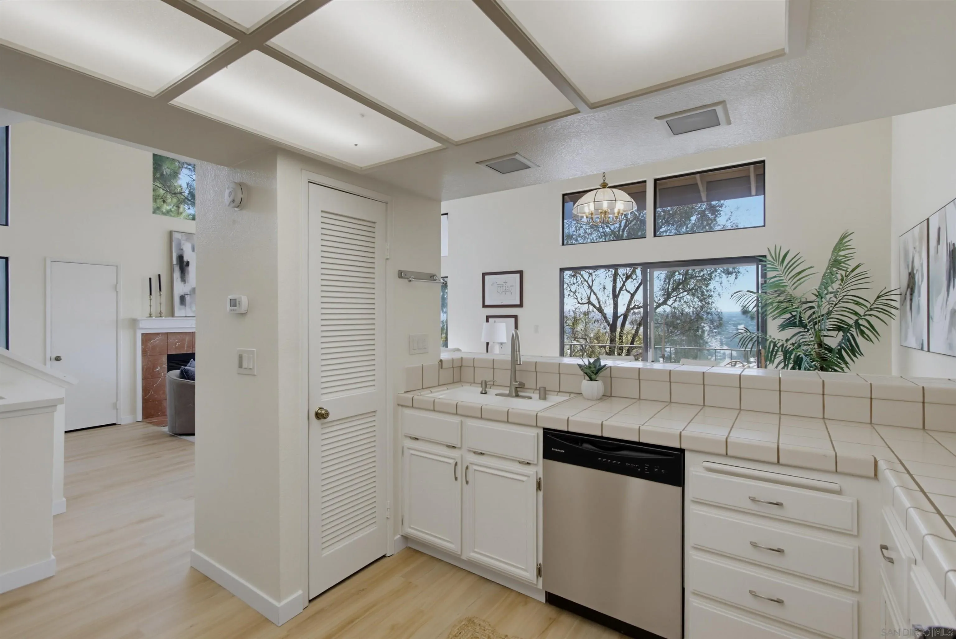 https://cdn.realtyfeed.com/cdn/127/260023438/56d04805c5a0e3566a77cbcd8db7d4c9.webp