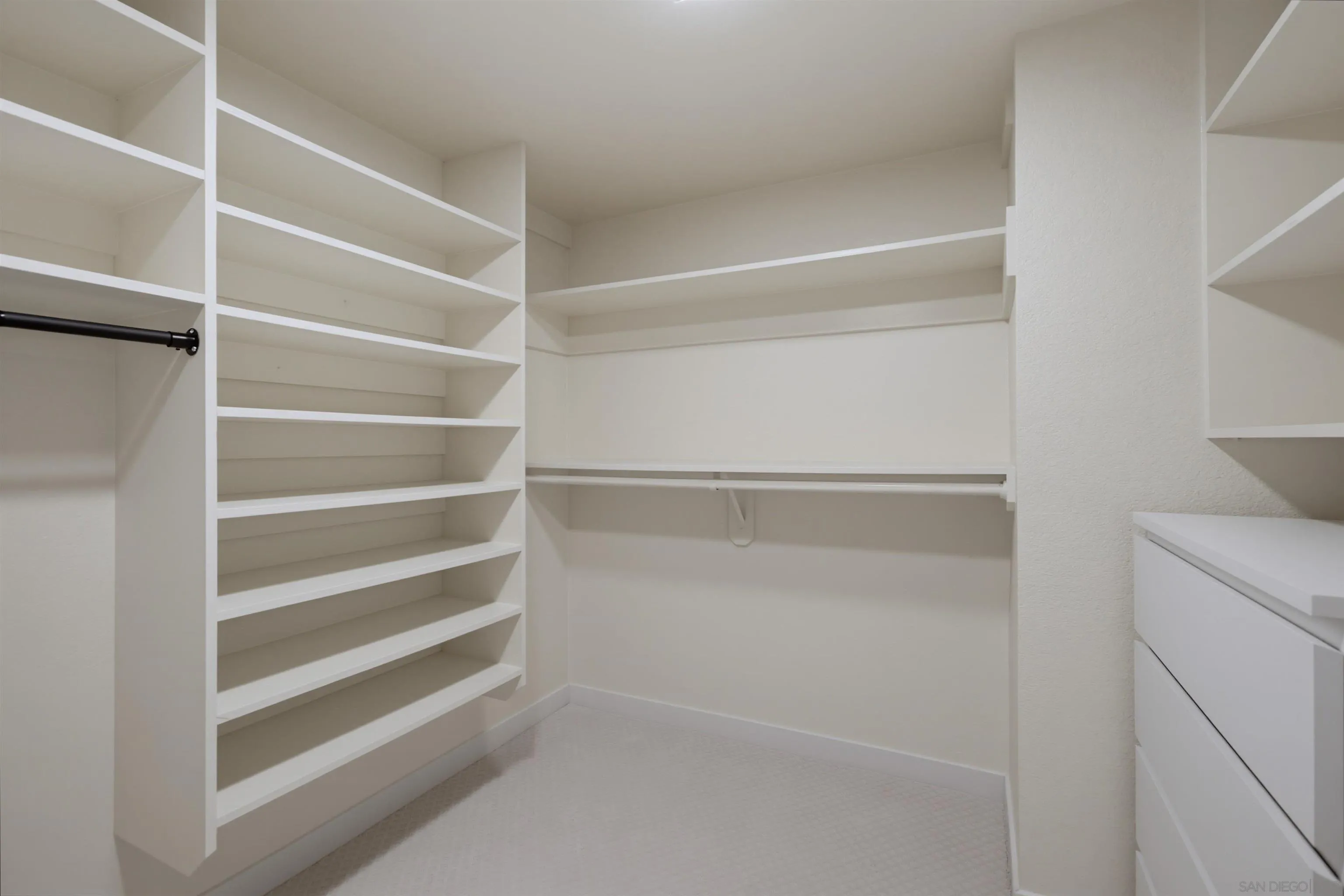 https://cdn.realtyfeed.com/cdn/127/260023438/72916fd10a85aecbfff5ec266c31fe97.webp