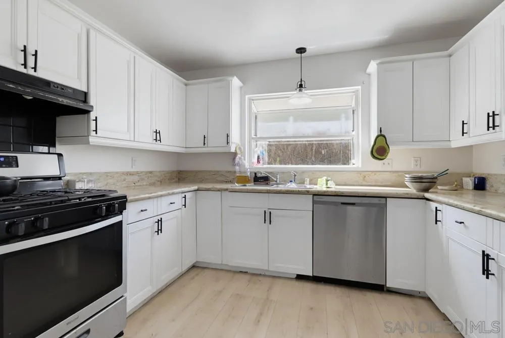 https://cdn.realtyfeed.com/cdn/127/260023440/0691cffeaaa6b352b41b6cbdcb44fecc.webp