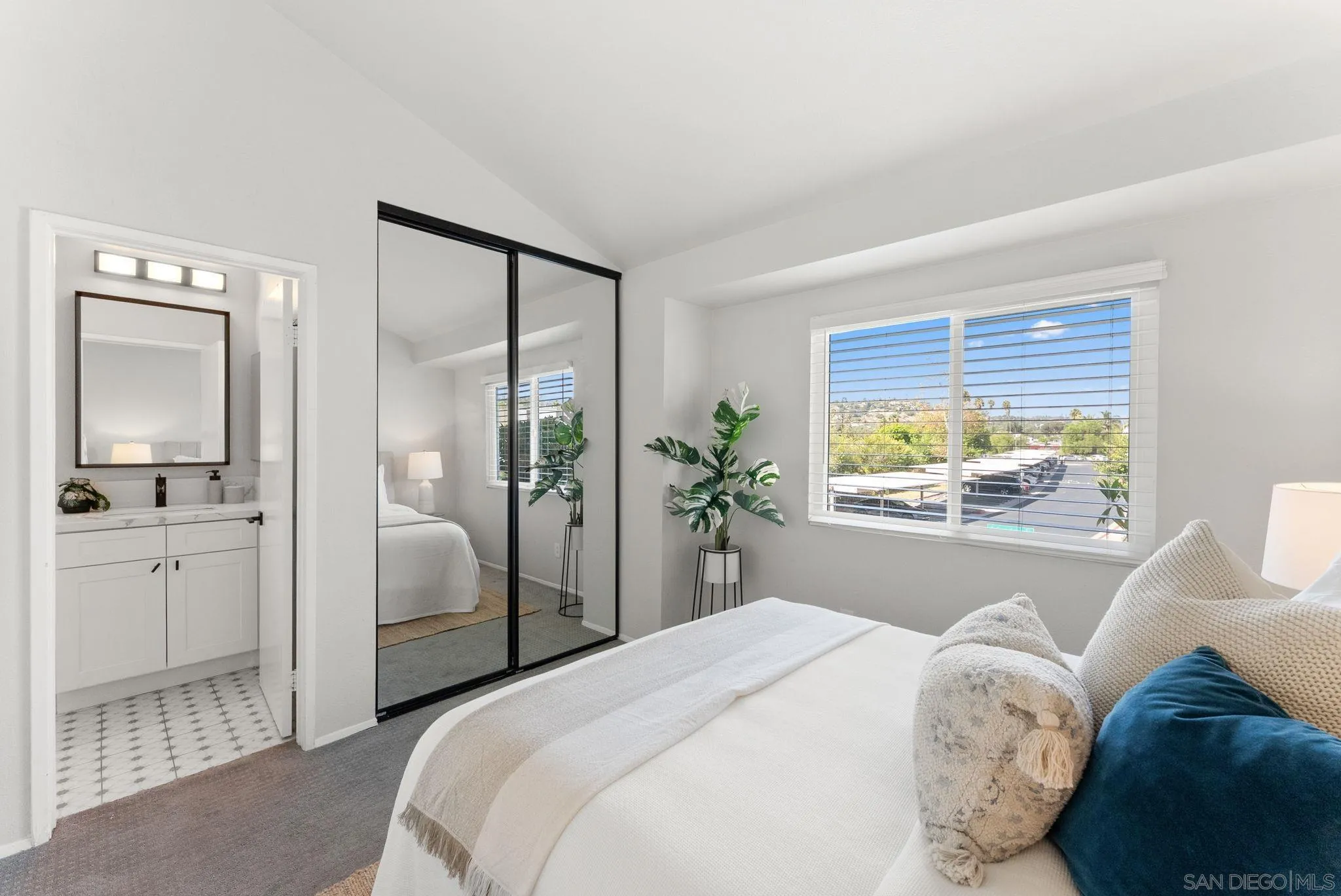 https://cdn.realtyfeed.com/cdn/127/260023445/38be324d9177c368779b215e3ca2ab77.webp