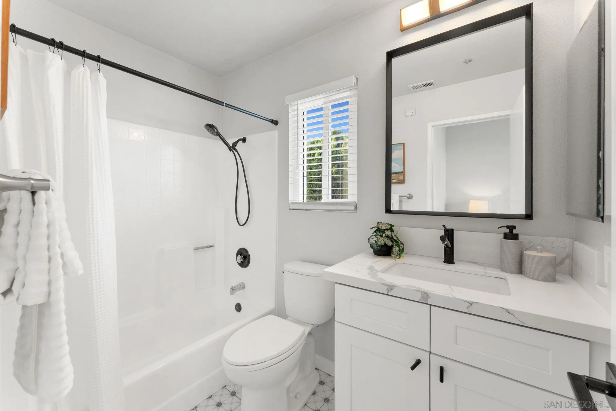https://cdn.realtyfeed.com/cdn/127/260023445/a4c18327316a986000cb36ec91ab7e9b.webp