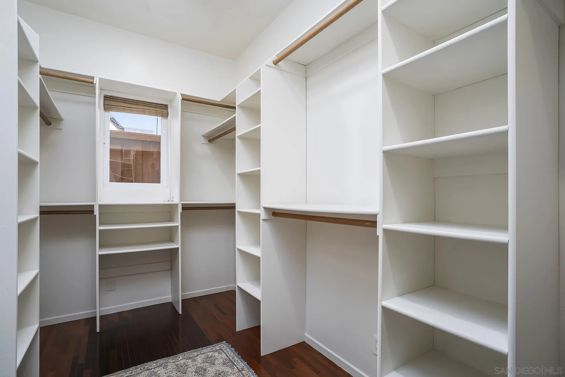 https://cdn.realtyfeed.com/cdn/127/260023460/8792ba5a5c5ff0b58108b15fb06cb5eb.webp