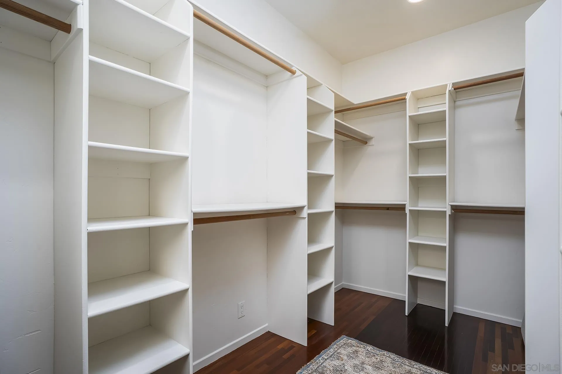 https://cdn.realtyfeed.com/cdn/127/260023460/aff43efbc90dfa2fb422d88e94abf80e.webp