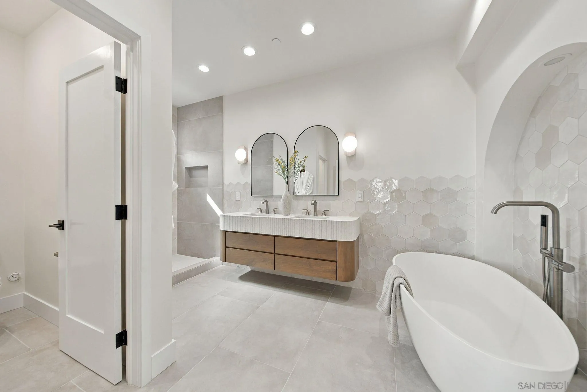 https://cdn.realtyfeed.com/cdn/127/260023482/79fdec94d845235ddf71bdb2b9368dbc.webp