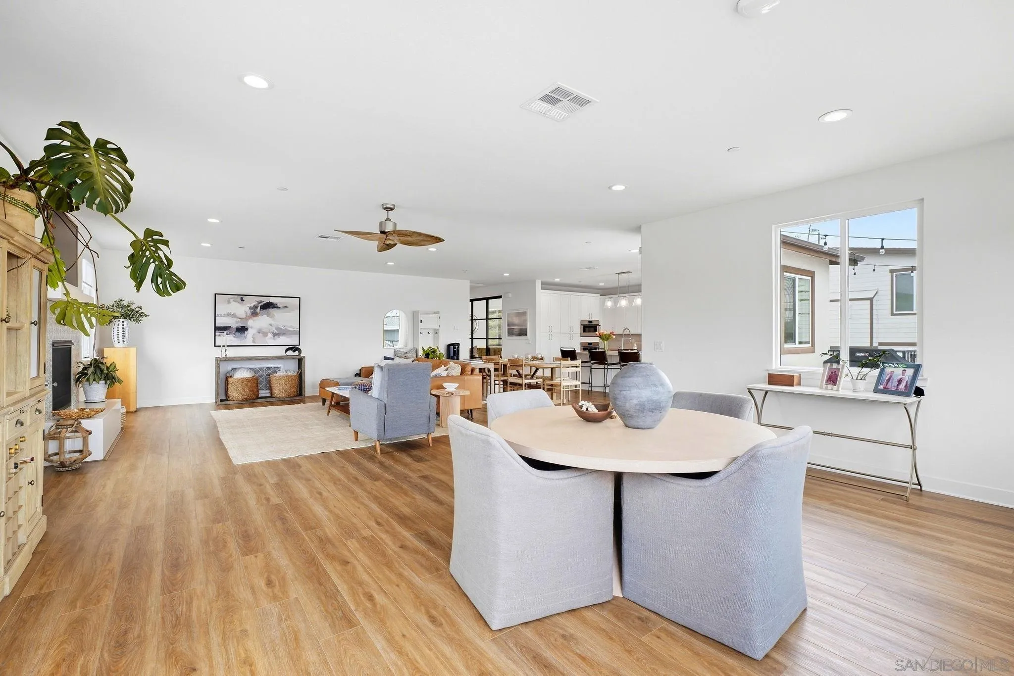 https://cdn.realtyfeed.com/cdn/127/260023484/556769f7747a4dce42de1e29a1b32f94.webp