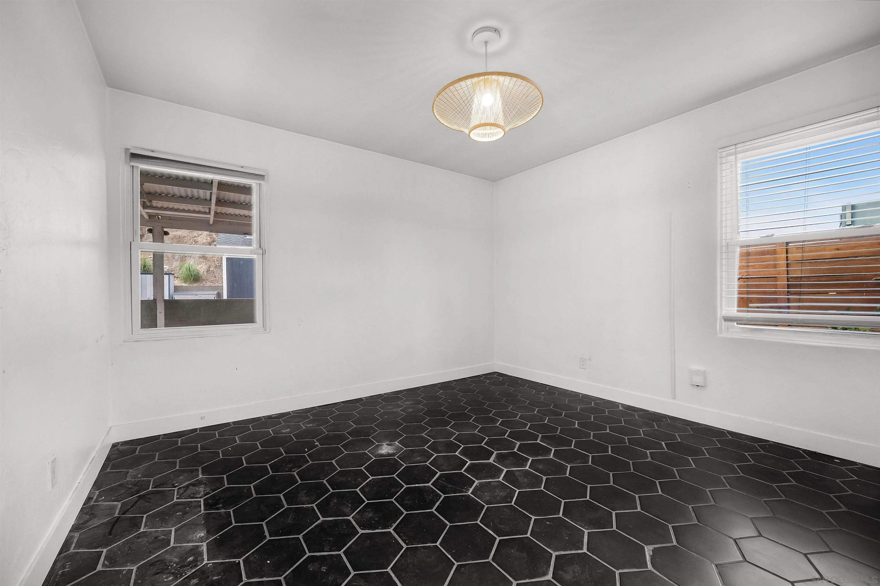 https://cdn.realtyfeed.com/cdn/127/260023490/181d86a1110f13db1041bbc75d6a8429.webp