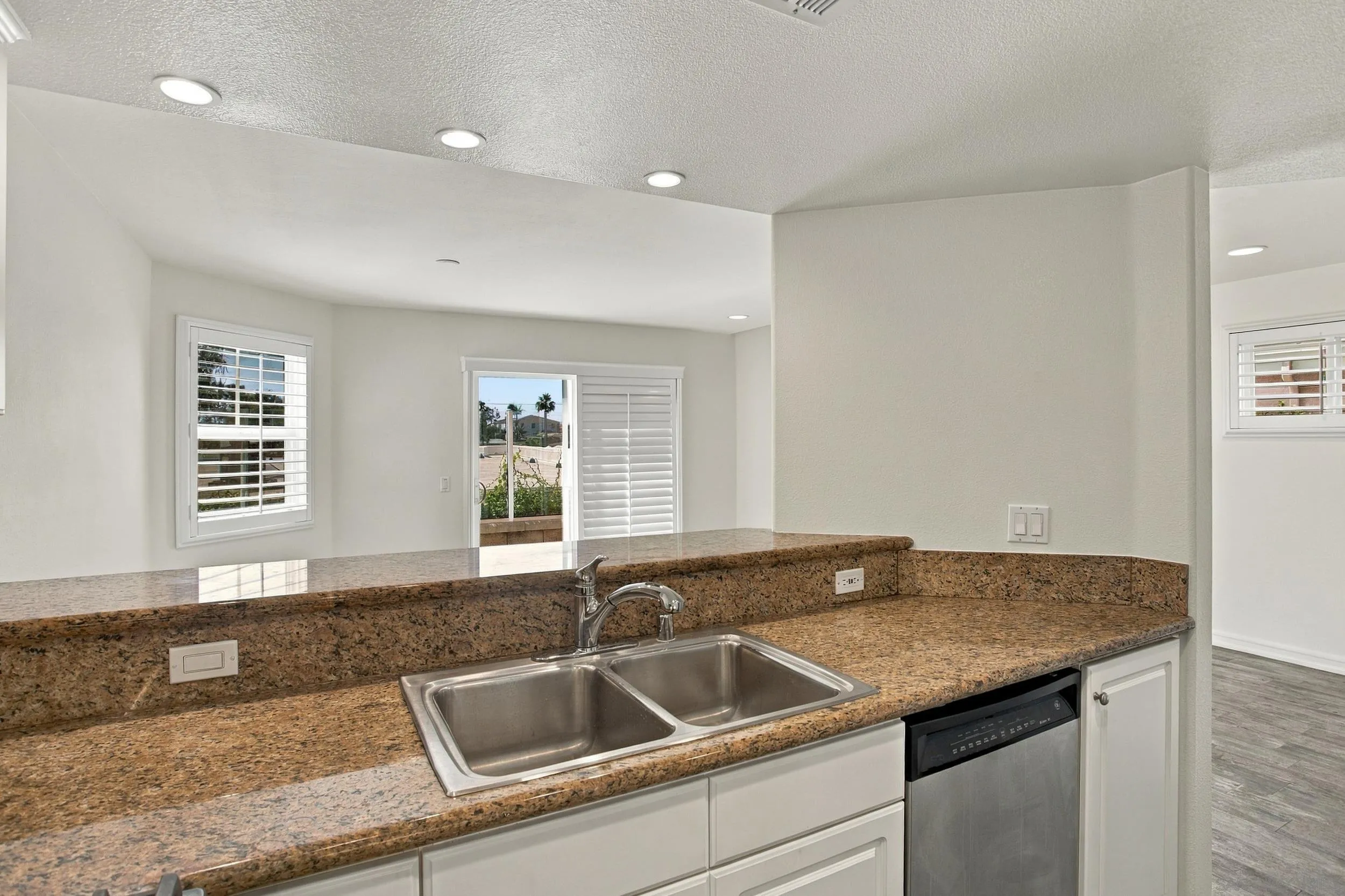https://cdn.realtyfeed.com/cdn/127/260023496/05de6808eb44544d7120cbb89f018c27.webp