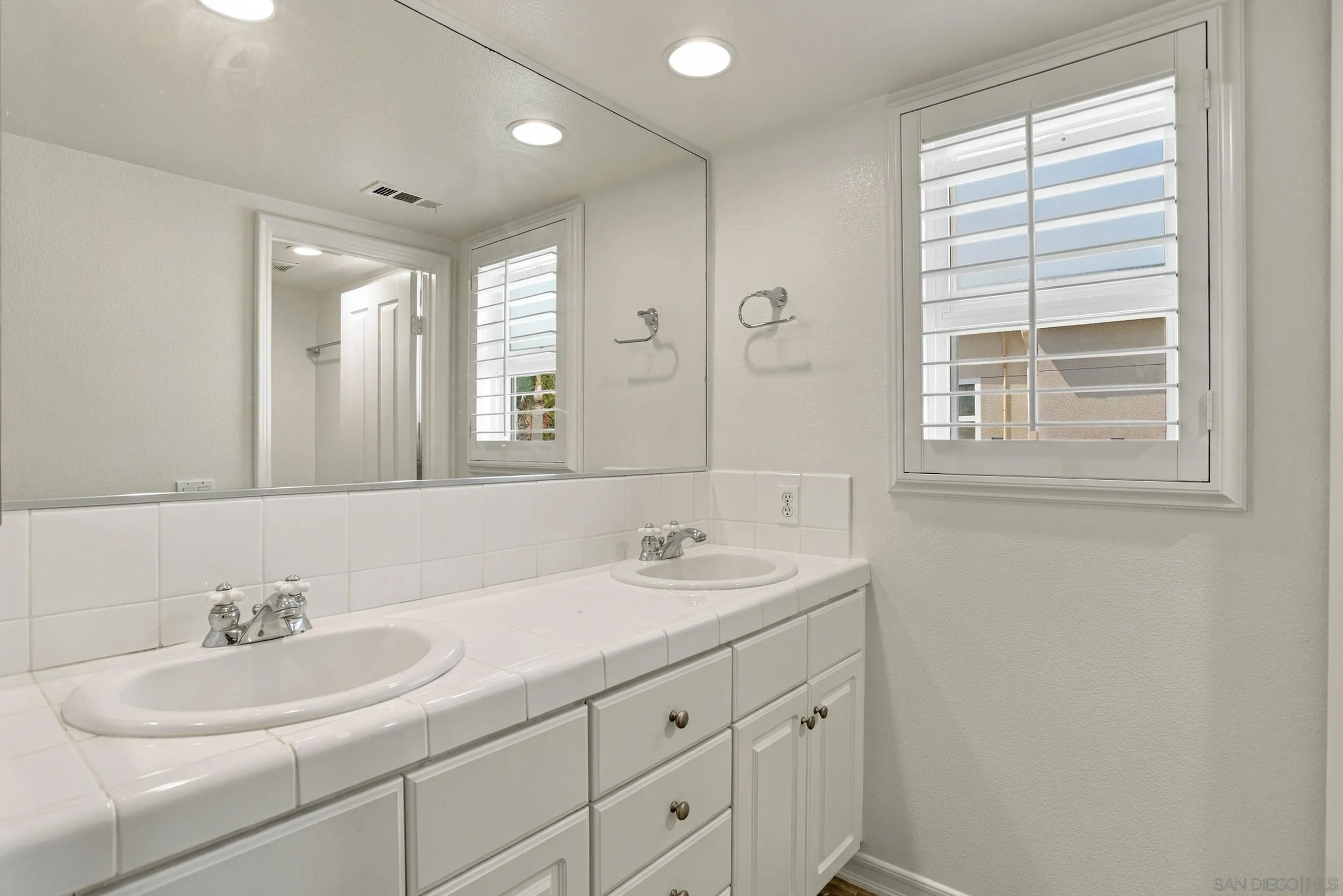 https://cdn.realtyfeed.com/cdn/127/260023496/137e90337ff0a25452d4db98e8b4515e.webp