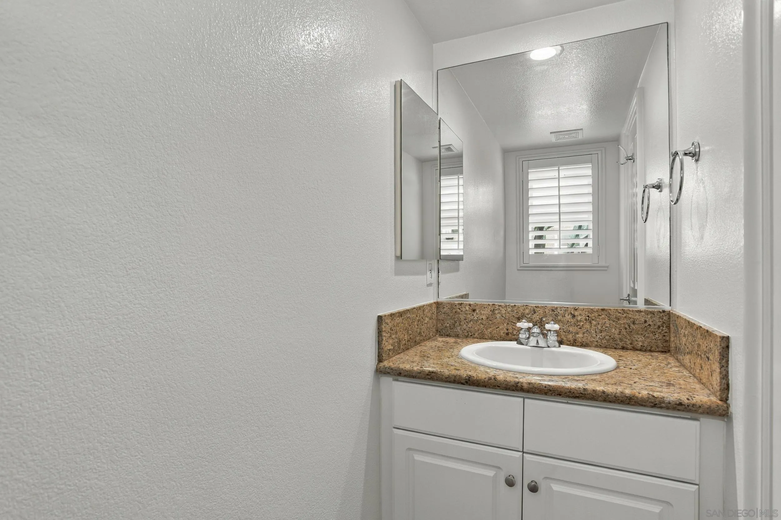 https://cdn.realtyfeed.com/cdn/127/260023496/c10c0e066e01a4b97d272643a8289b0d.webp