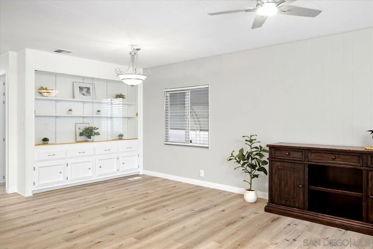 https://cdn.realtyfeed.com/cdn/127/260023501/b490f23a8ddc68209e4f5958798663fc.webp