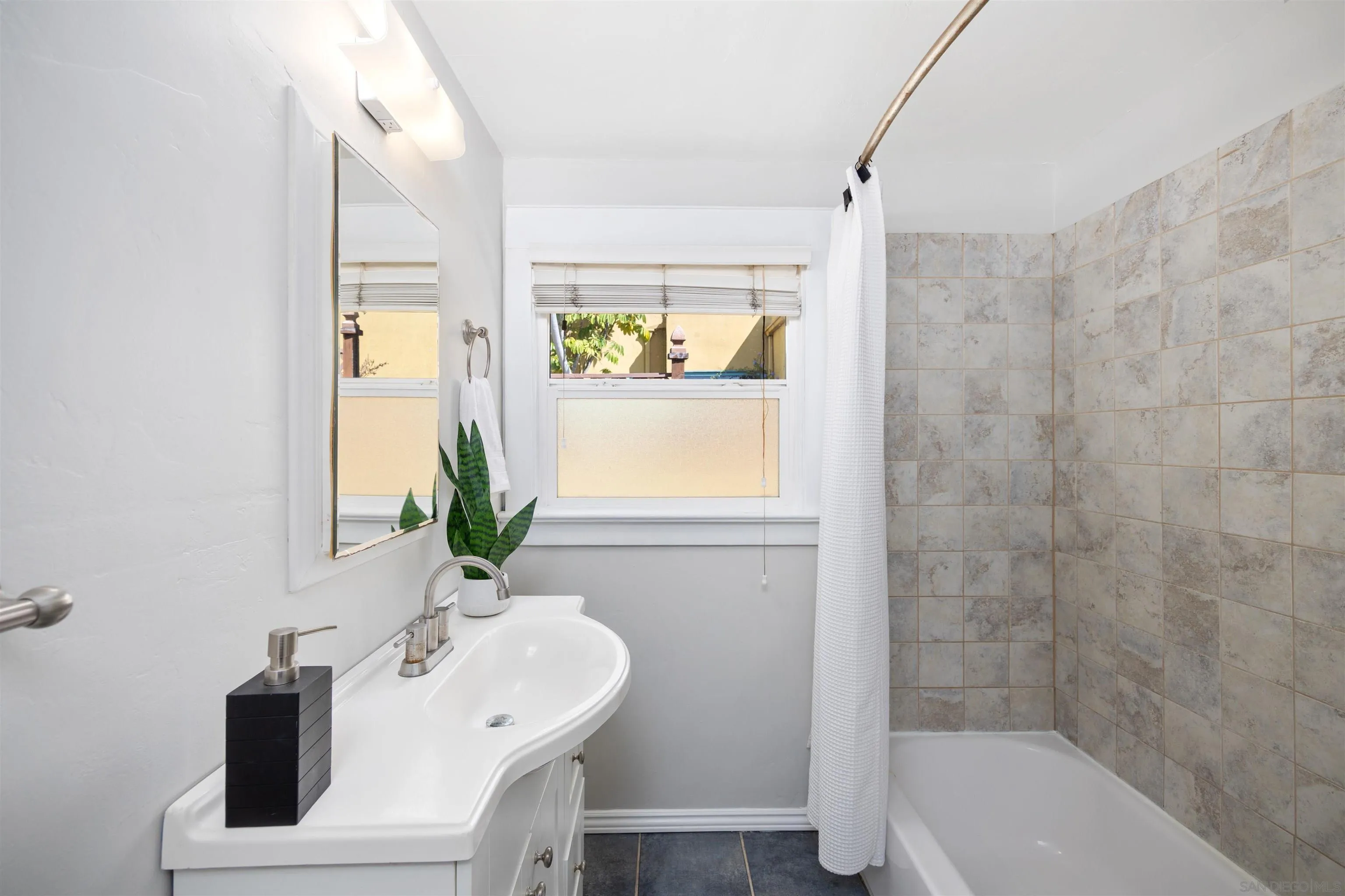 https://cdn.realtyfeed.com/cdn/127/260023502/1b9b60918b01f50e1a81ddf7550f23de.webp