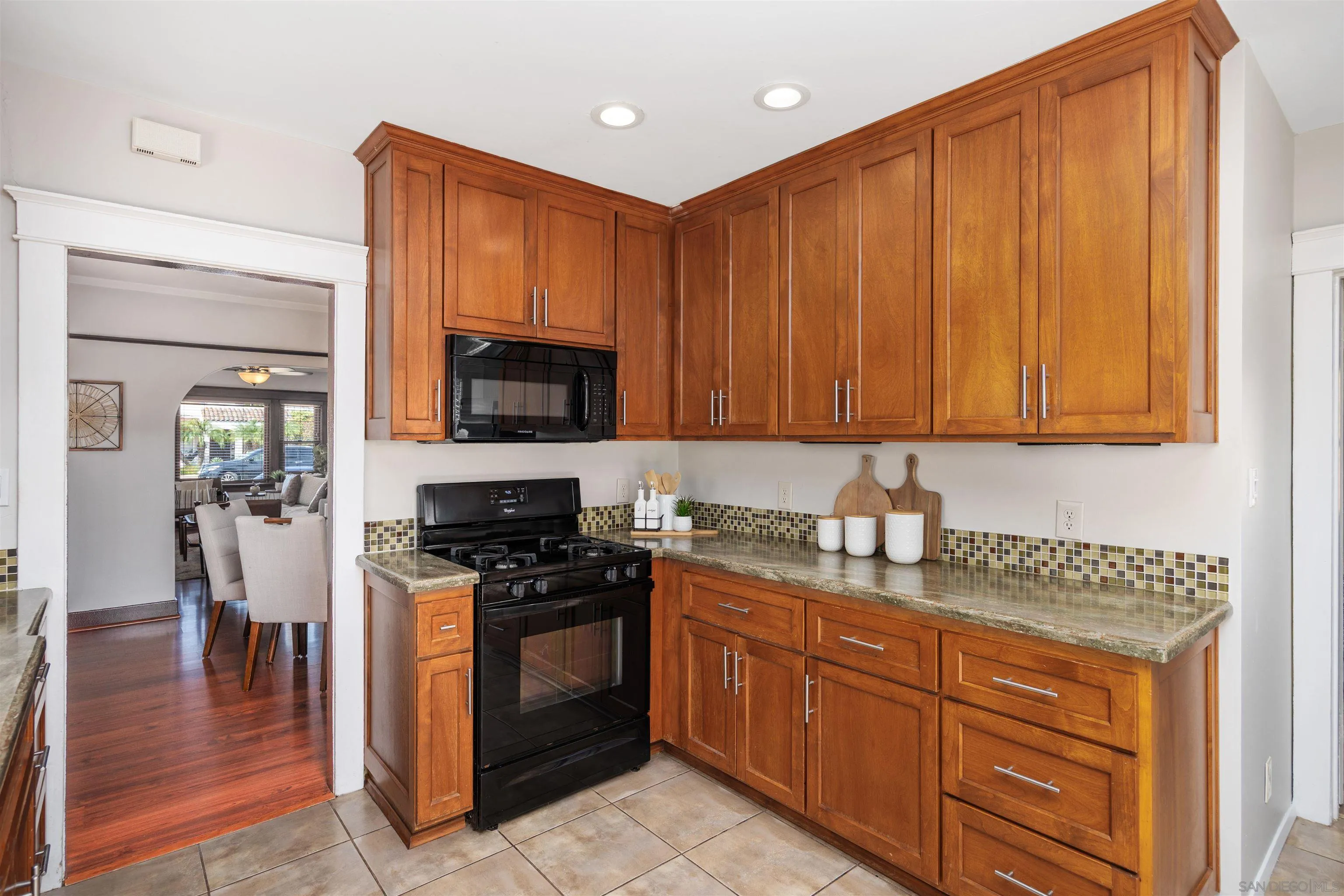https://cdn.realtyfeed.com/cdn/127/260023502/ce5d9481e3005552e788076f8ce90b77.webp