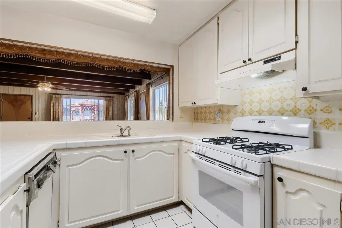https://cdn.realtyfeed.com/cdn/127/260023517/ca9637f87843b6202159982131ee0107.webp