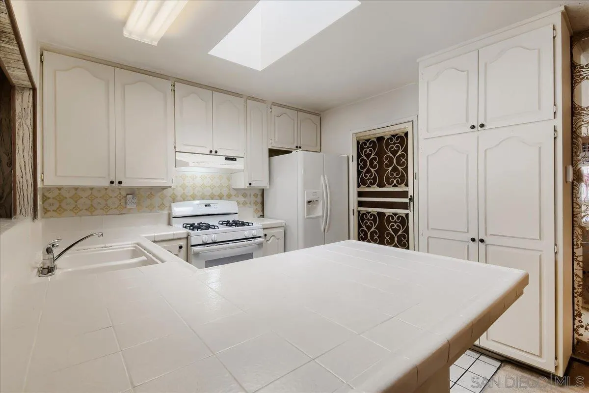 https://cdn.realtyfeed.com/cdn/127/260023517/dee8d8c187038cc749de2cba13c8a640.webp