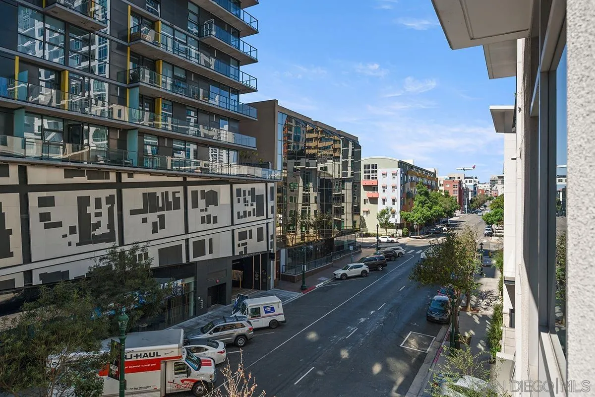https://cdn.realtyfeed.com/cdn/127/260023550/461e2e858747d0d0d3cd75d0fe9b9c79.webp