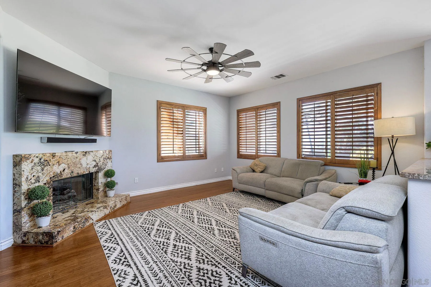 https://cdn.realtyfeed.com/cdn/127/260023560/ccbbb2e917f237d1134fcf49c5de63d5.webp