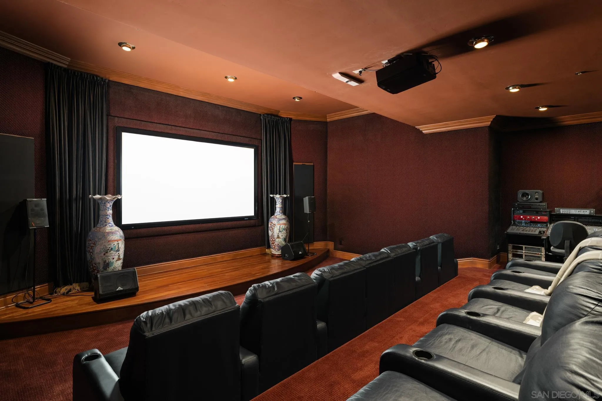 https://cdn.realtyfeed.com/cdn/127/260023585/304898f3edefc3b201b6ac8a7a638f1c.webp