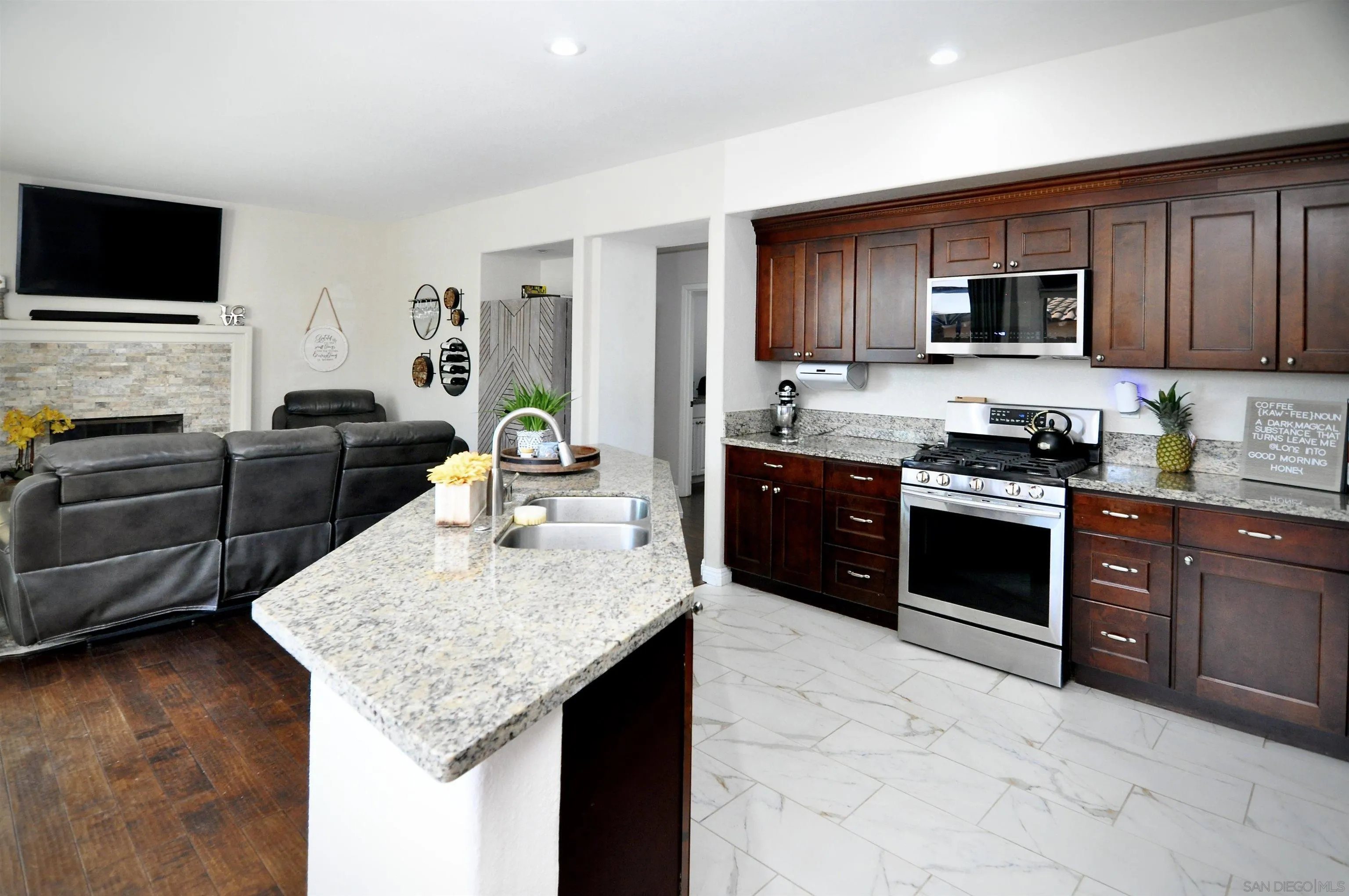 https://cdn.realtyfeed.com/cdn/127/260023597/2c232ca03f2917d71087651c04afbba7.webp