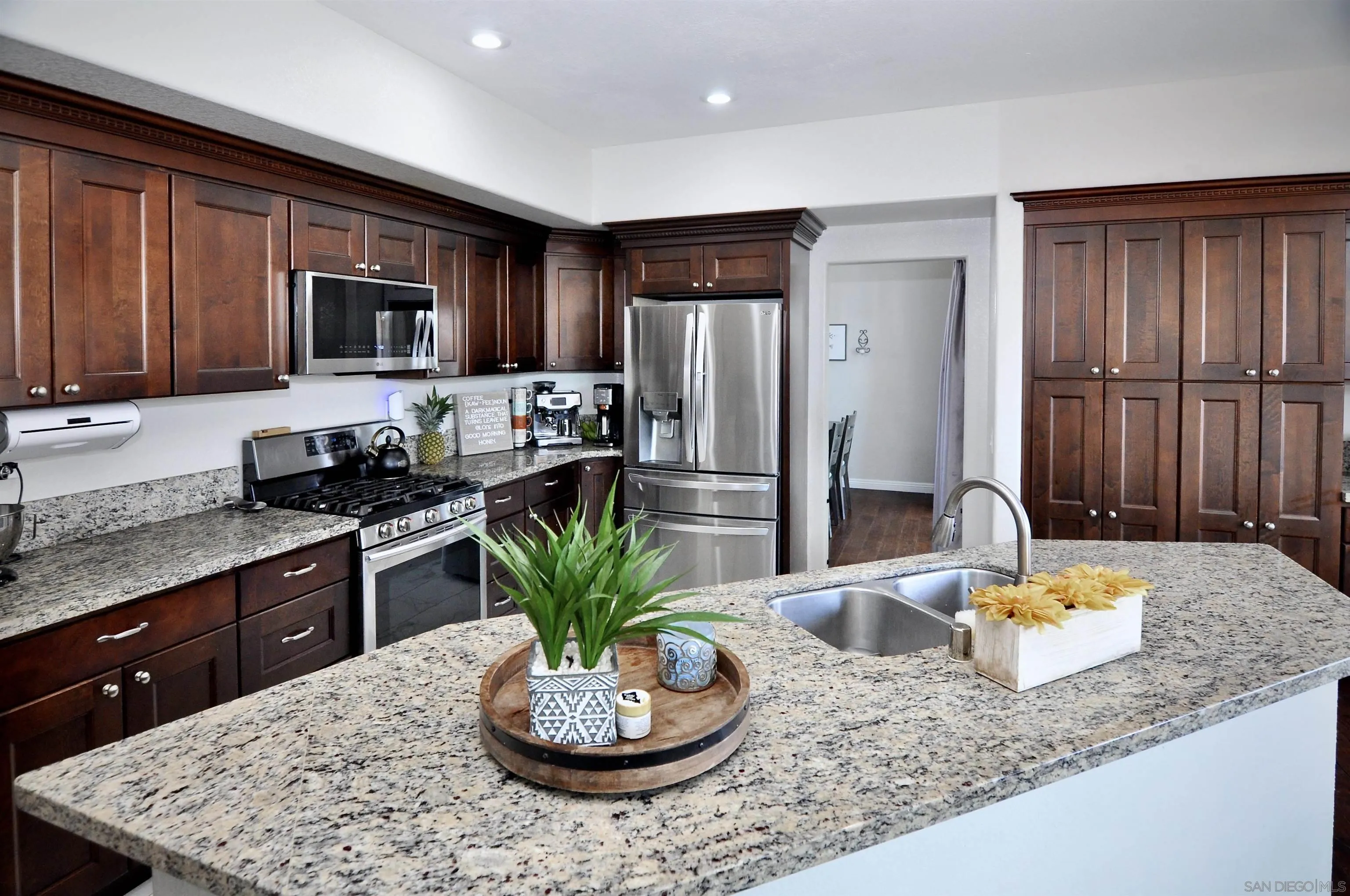 https://cdn.realtyfeed.com/cdn/127/260023597/804cf95b20b5c4a3158880045eb4e31f.webp
