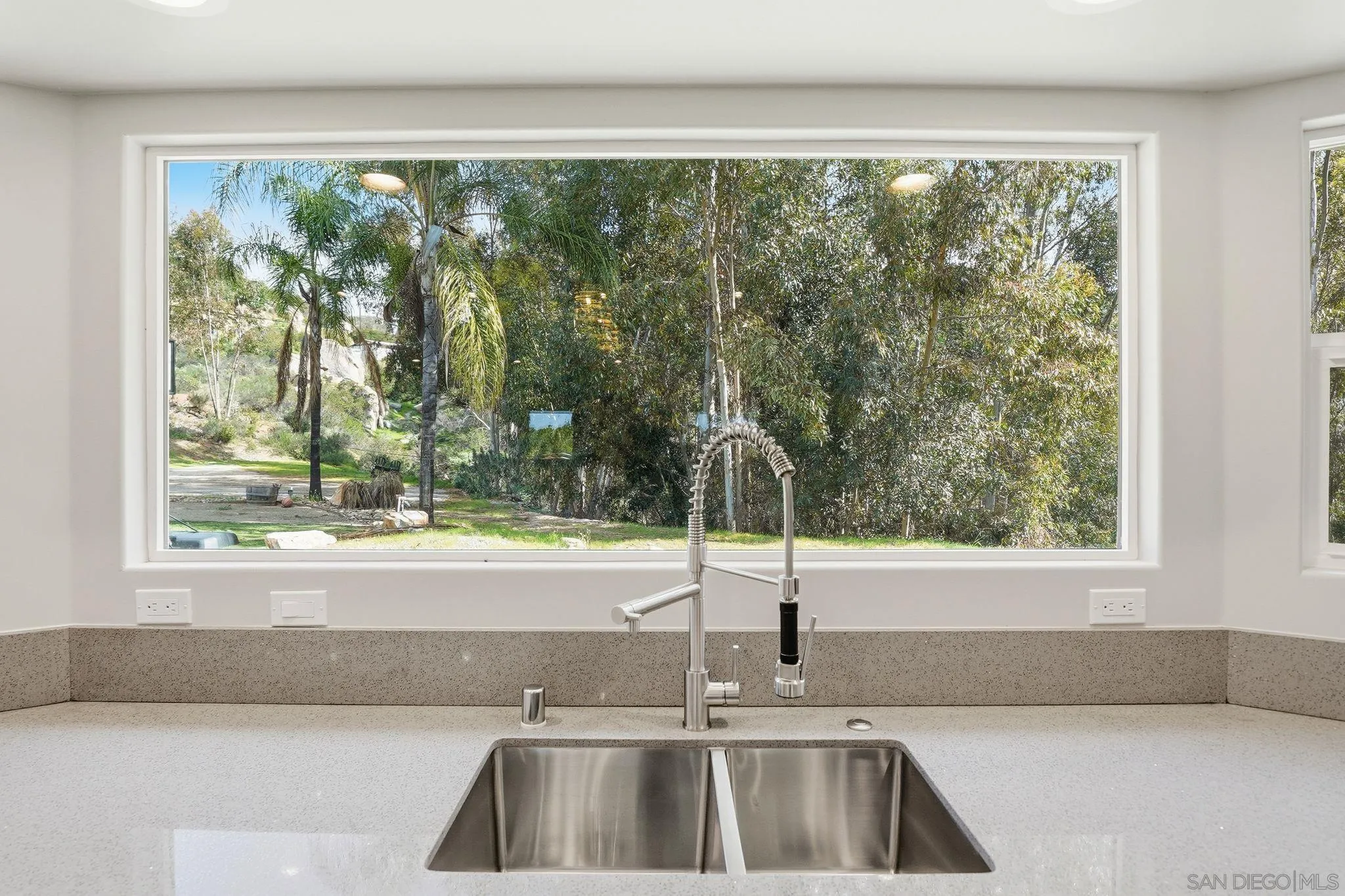 https://cdn.realtyfeed.com/cdn/127/260023598/a98a0a09f5f050c8d88bf483cb3e15b2.webp