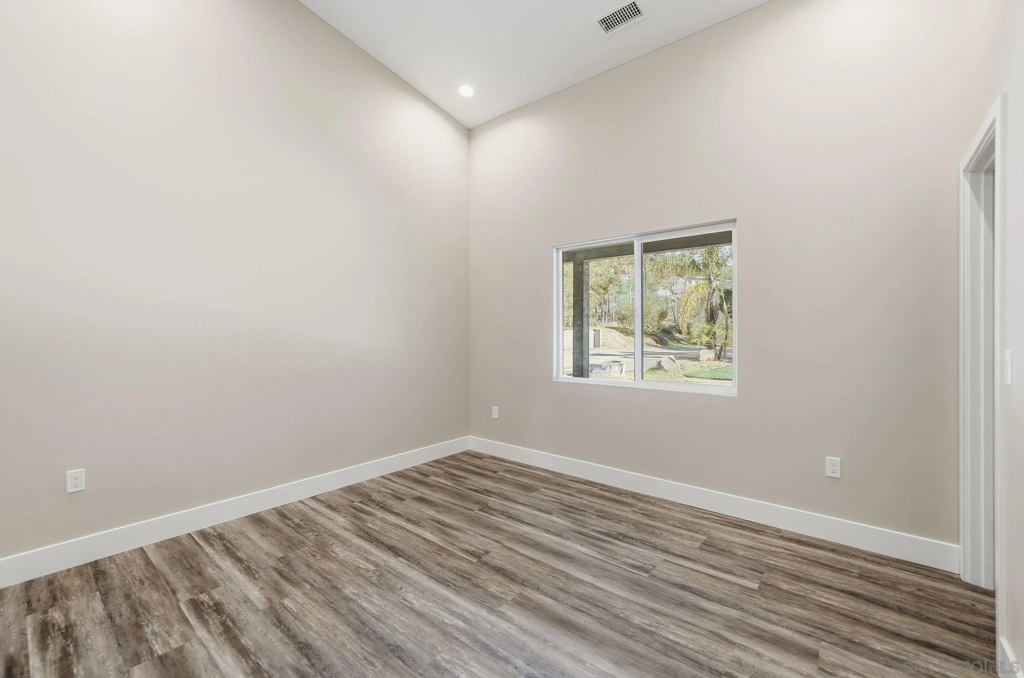 https://cdn.realtyfeed.com/cdn/127/260023598/d9865e9a2e97fc1c5c8a7da4d93adca3.webp