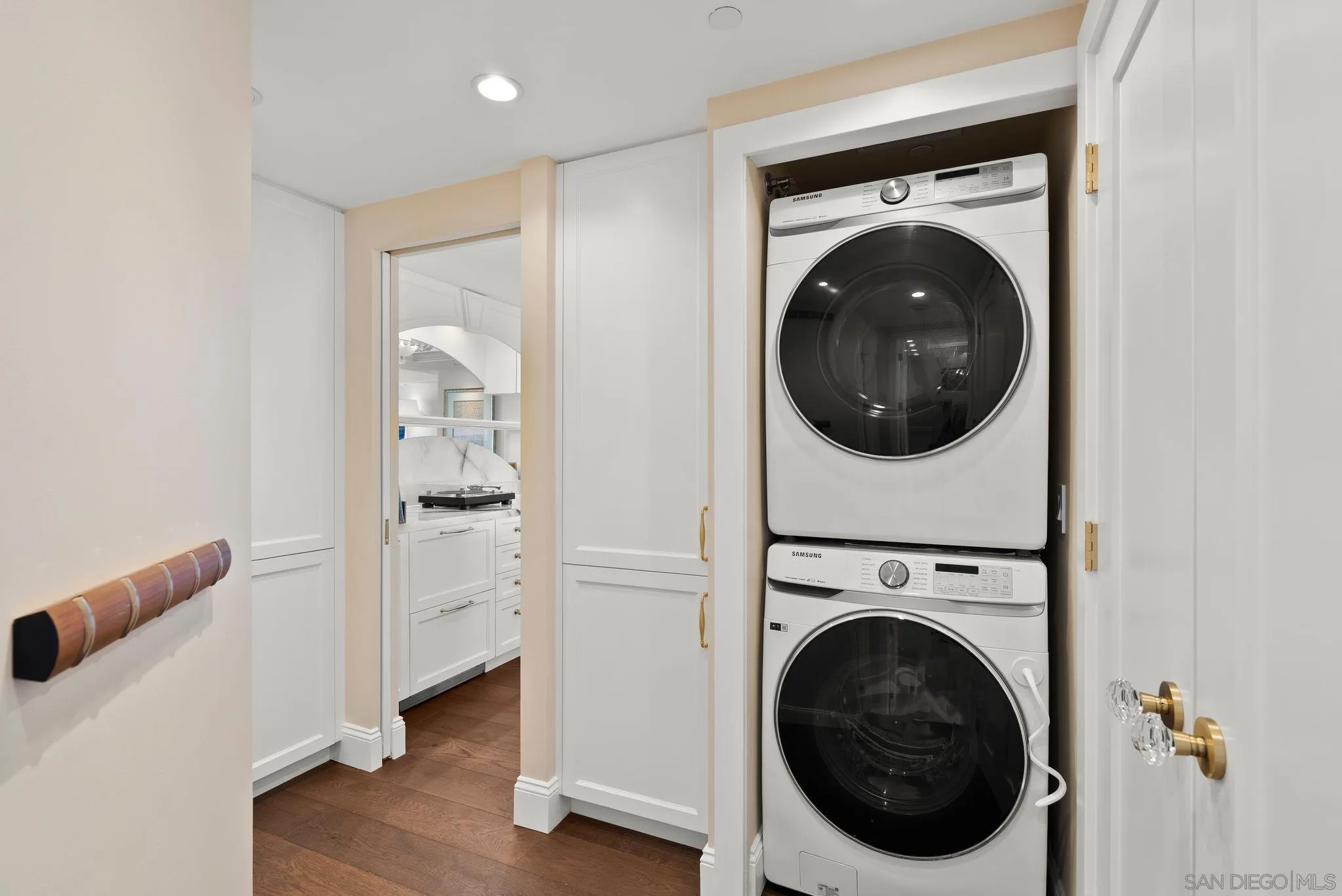 https://cdn.realtyfeed.com/cdn/127/260023608/7db5d9e019f507cf57b7d84c403e8bc6.webp