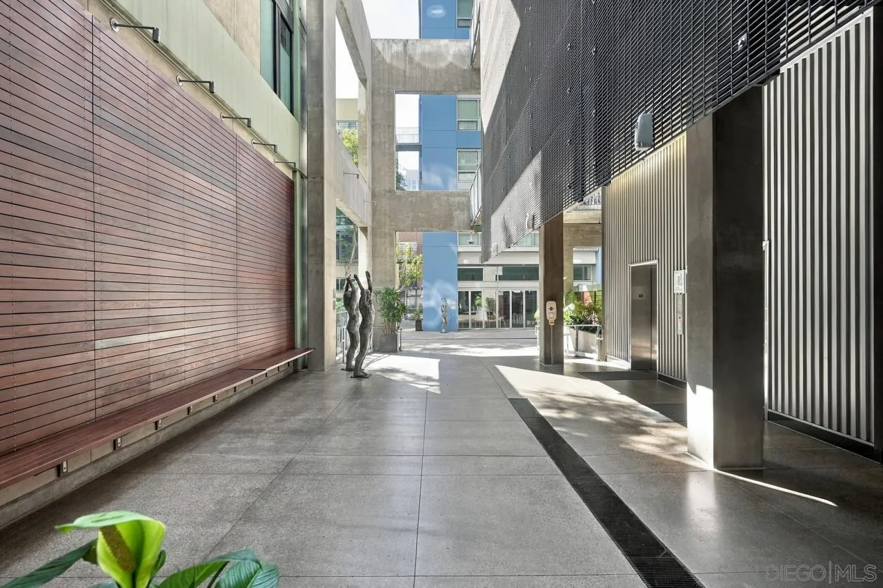 https://cdn.realtyfeed.com/cdn/127/260023619/2cf8dd7f6e2a1a859c6e6de54159231f.webp
