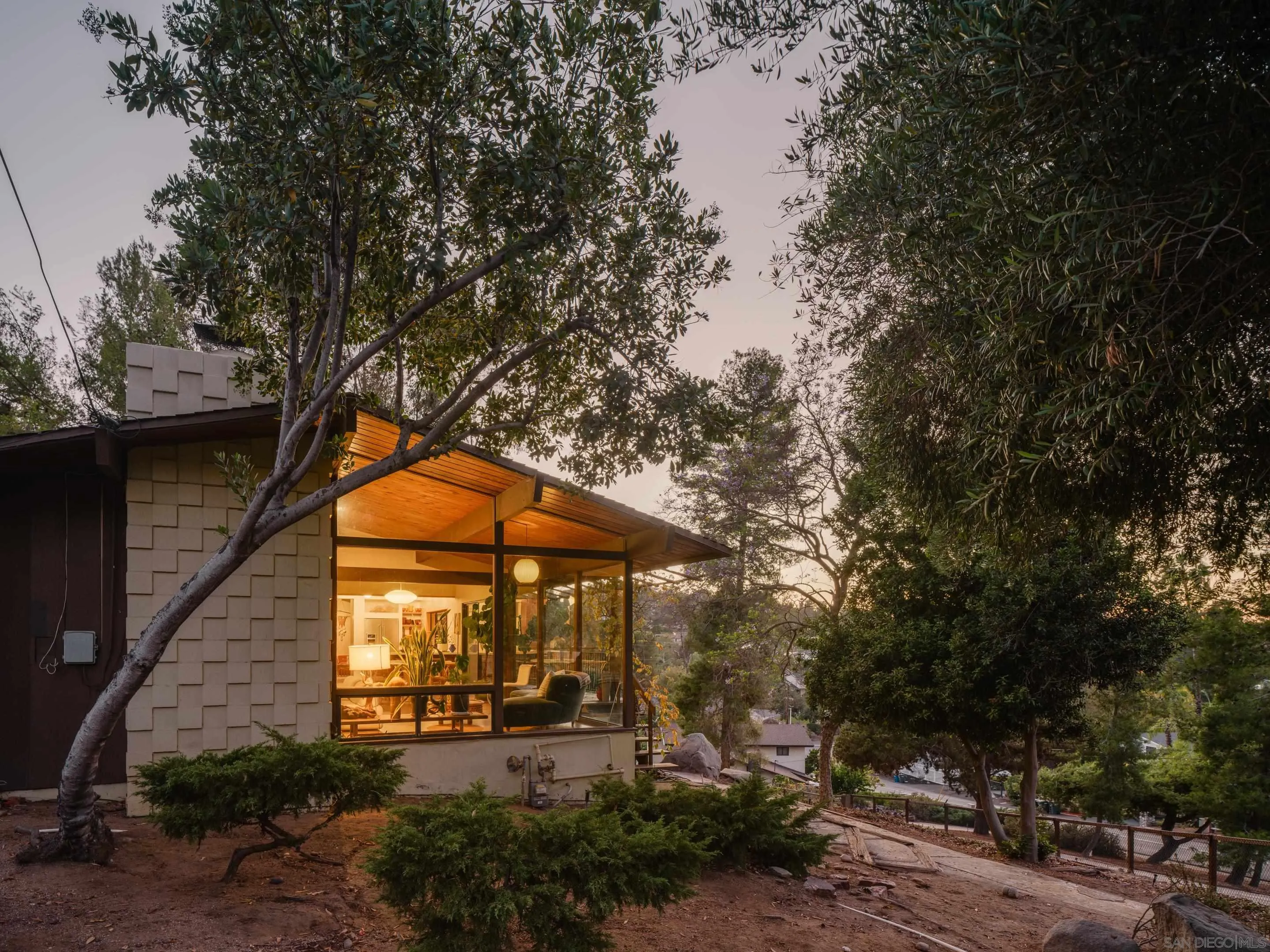 https://cdn.realtyfeed.com/cdn/127/260023632/582561daf04117b1c80ae8cef5cd4b7a.webp