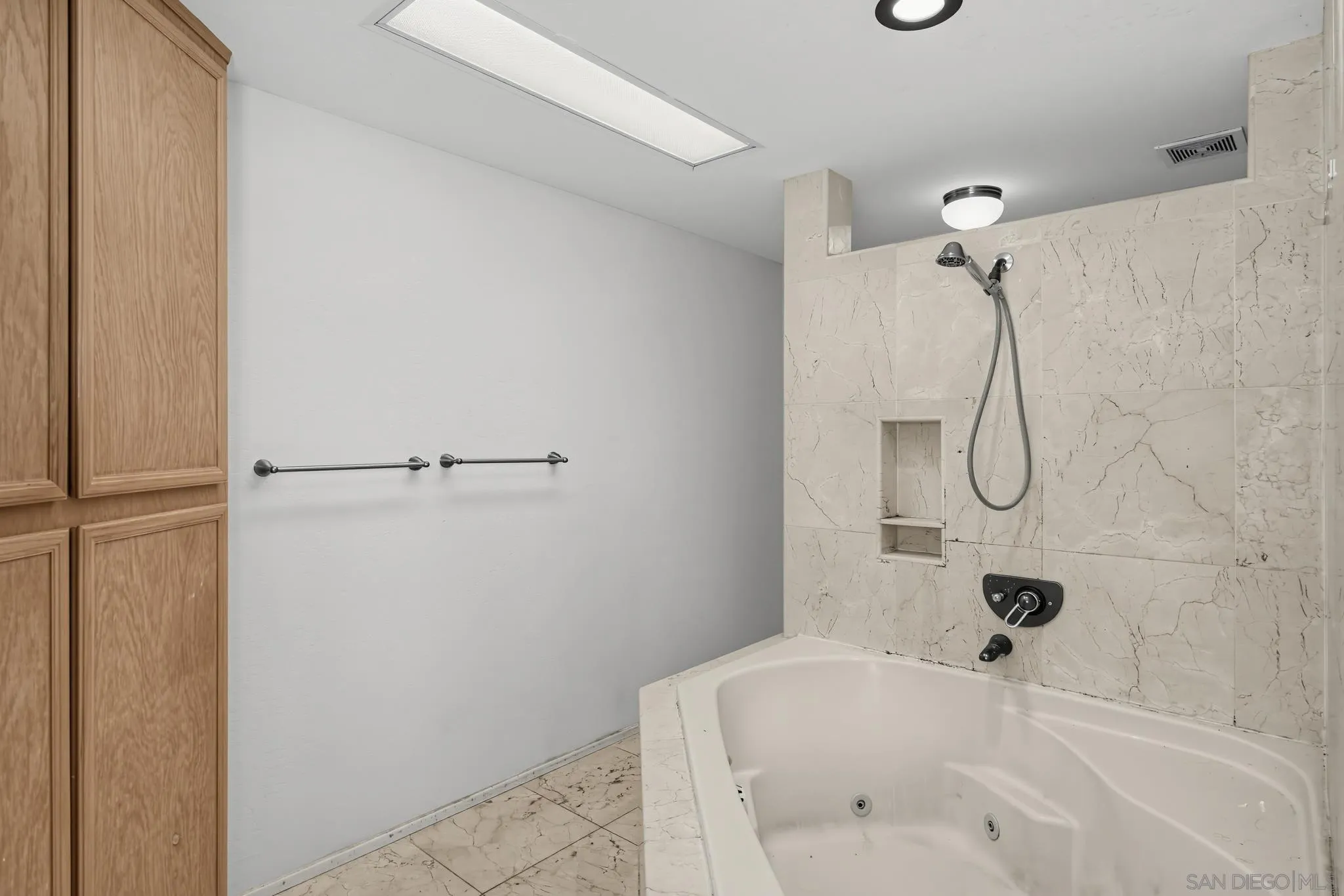 https://cdn.realtyfeed.com/cdn/127/260023644/8ebd418bfe4077435c617e28eea6e36b.webp