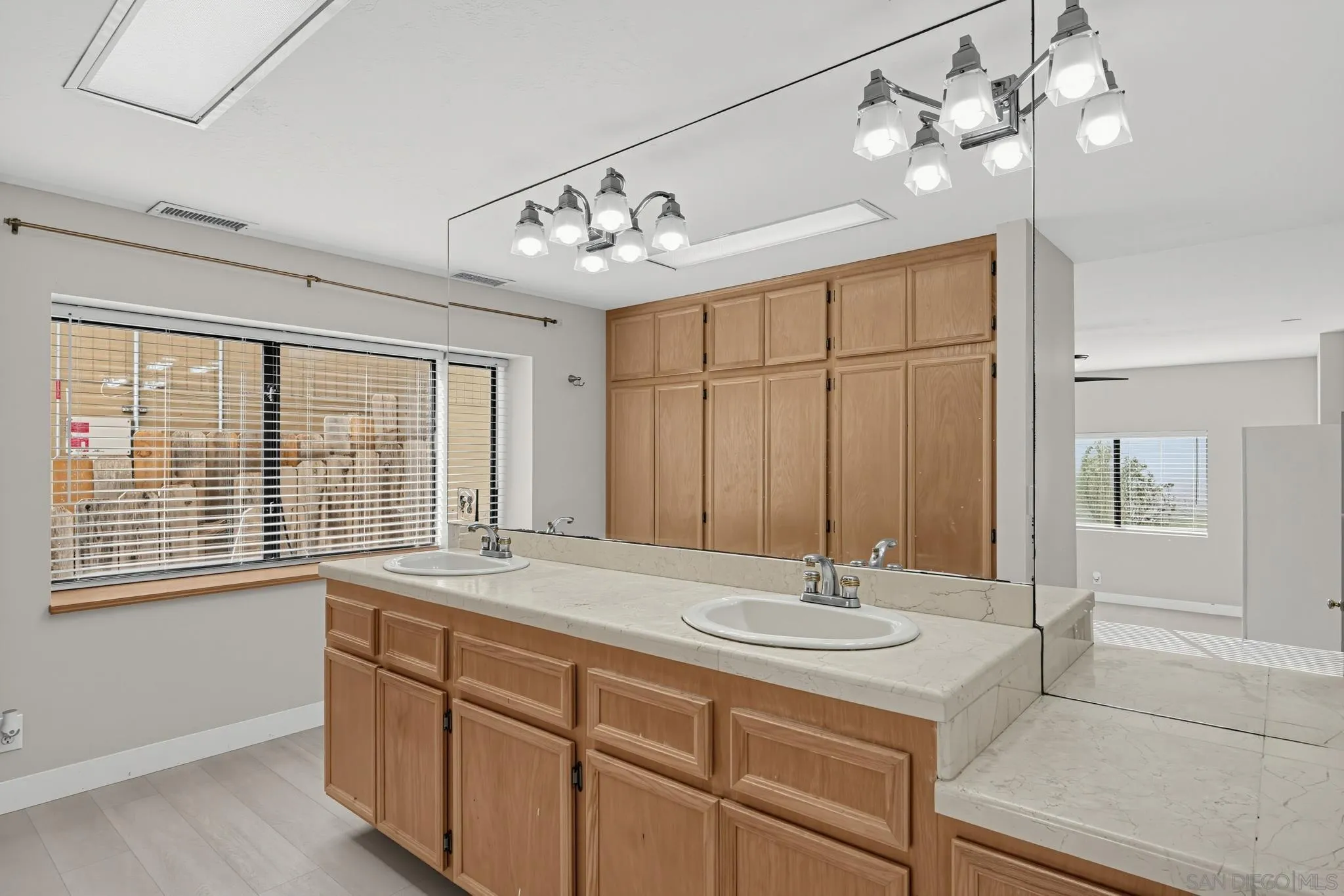 https://cdn.realtyfeed.com/cdn/127/260023644/a2e5cf8769230301c9caed870c89c1fa.webp