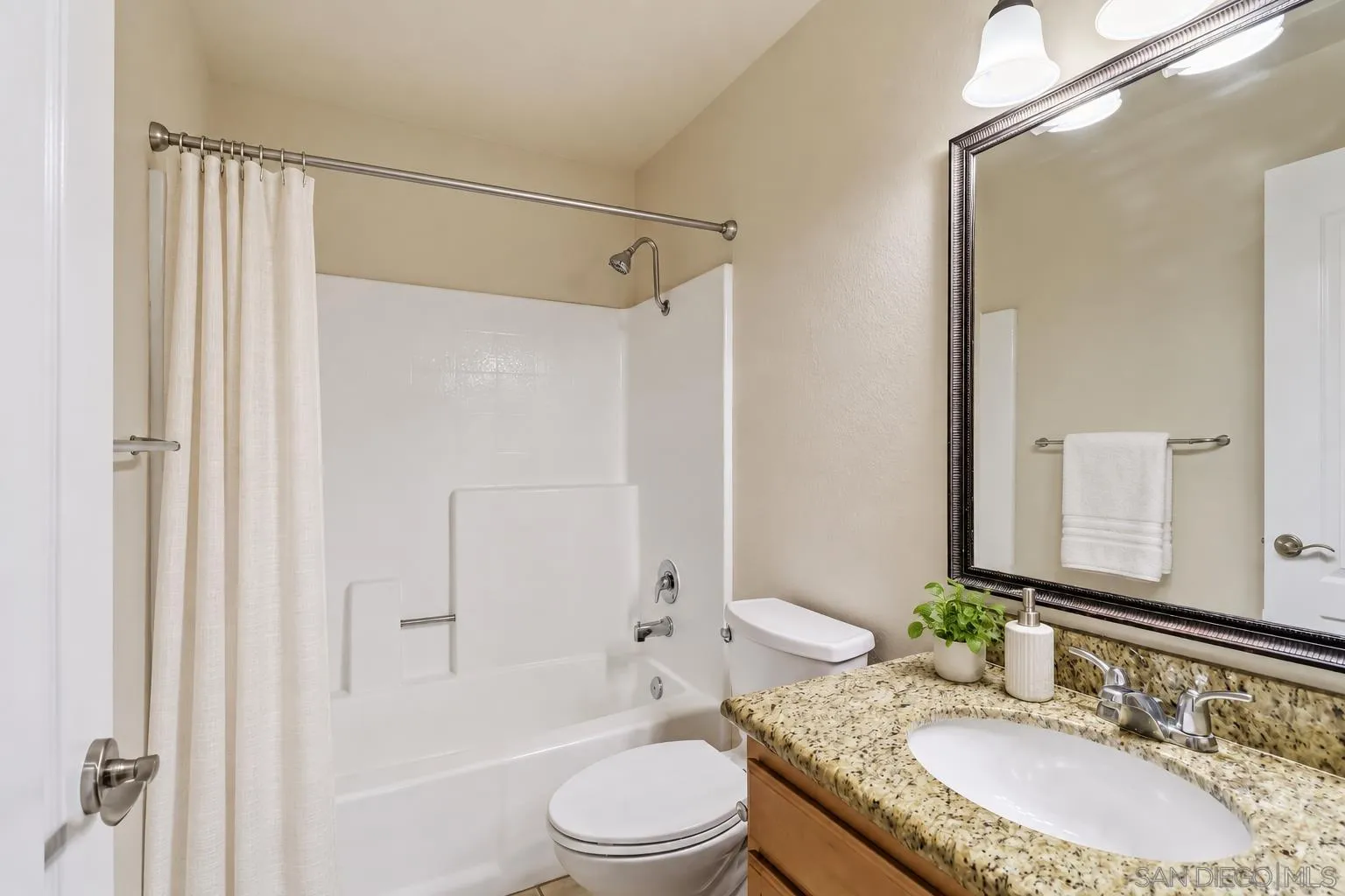 https://cdn.realtyfeed.com/cdn/127/260023654/186660cb32aba7d8ad62313d2788ada9.webp