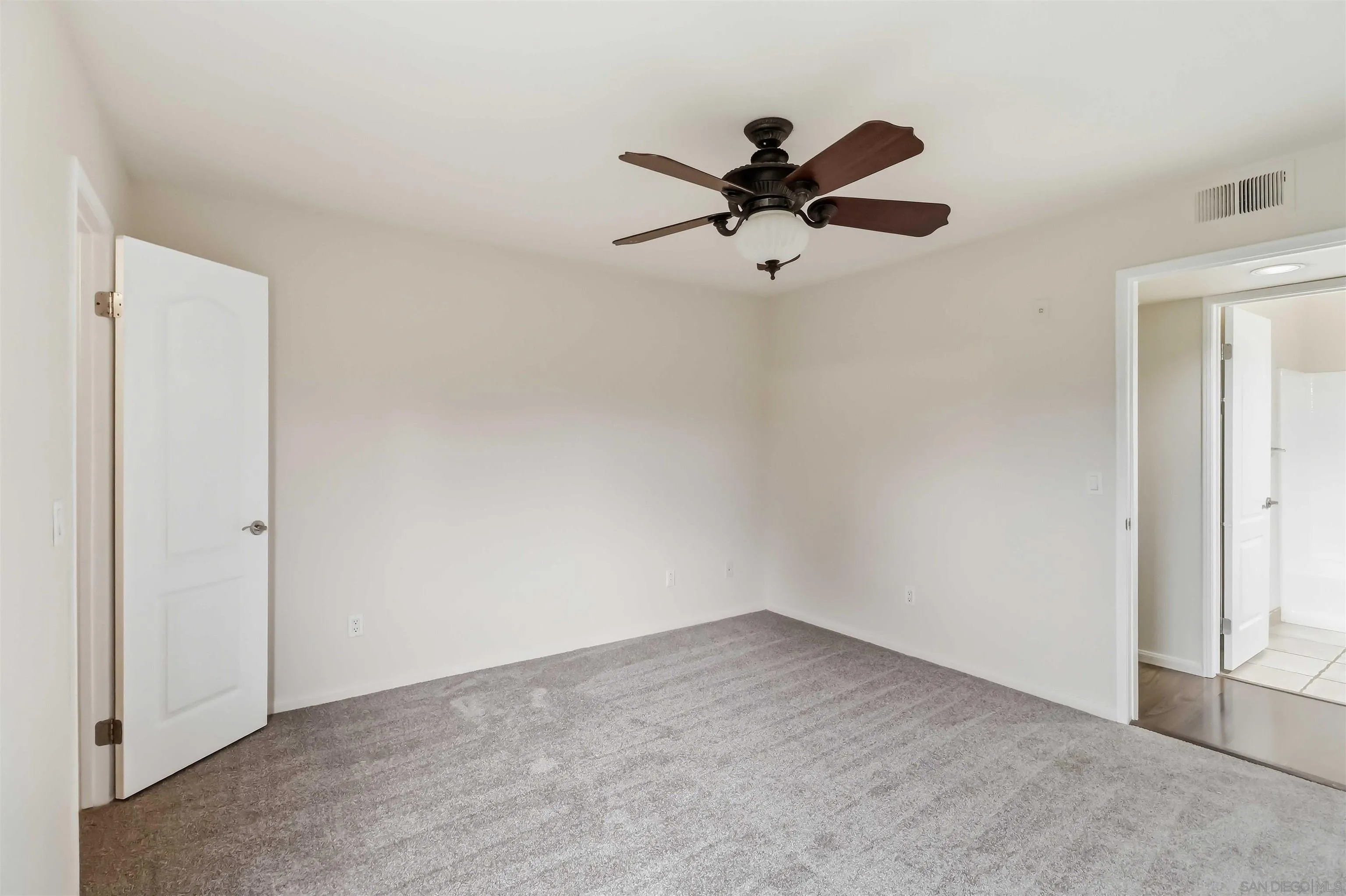 https://cdn.realtyfeed.com/cdn/127/260023654/a31d40af9e1ed227abb4214dac01ba92.webp