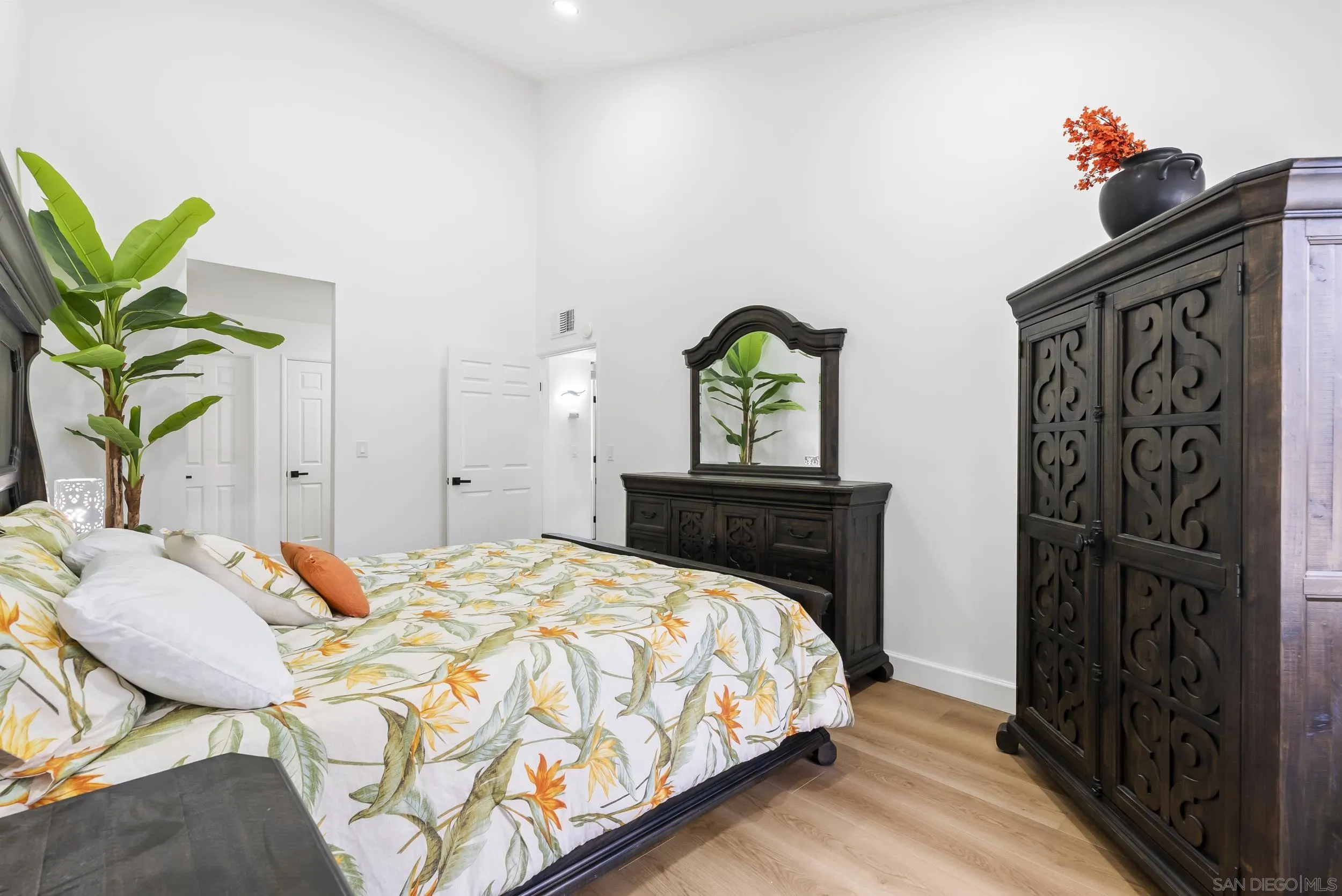 https://cdn.realtyfeed.com/cdn/127/260023664/b24597b1e280f96046e6ad410444cc43.webp