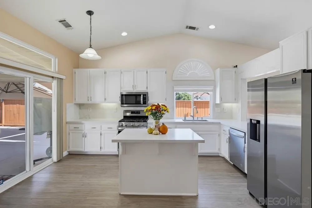https://cdn.realtyfeed.com/cdn/127/260023670/e481d972d8d9de4b0e3c9c96e94f501b.webp