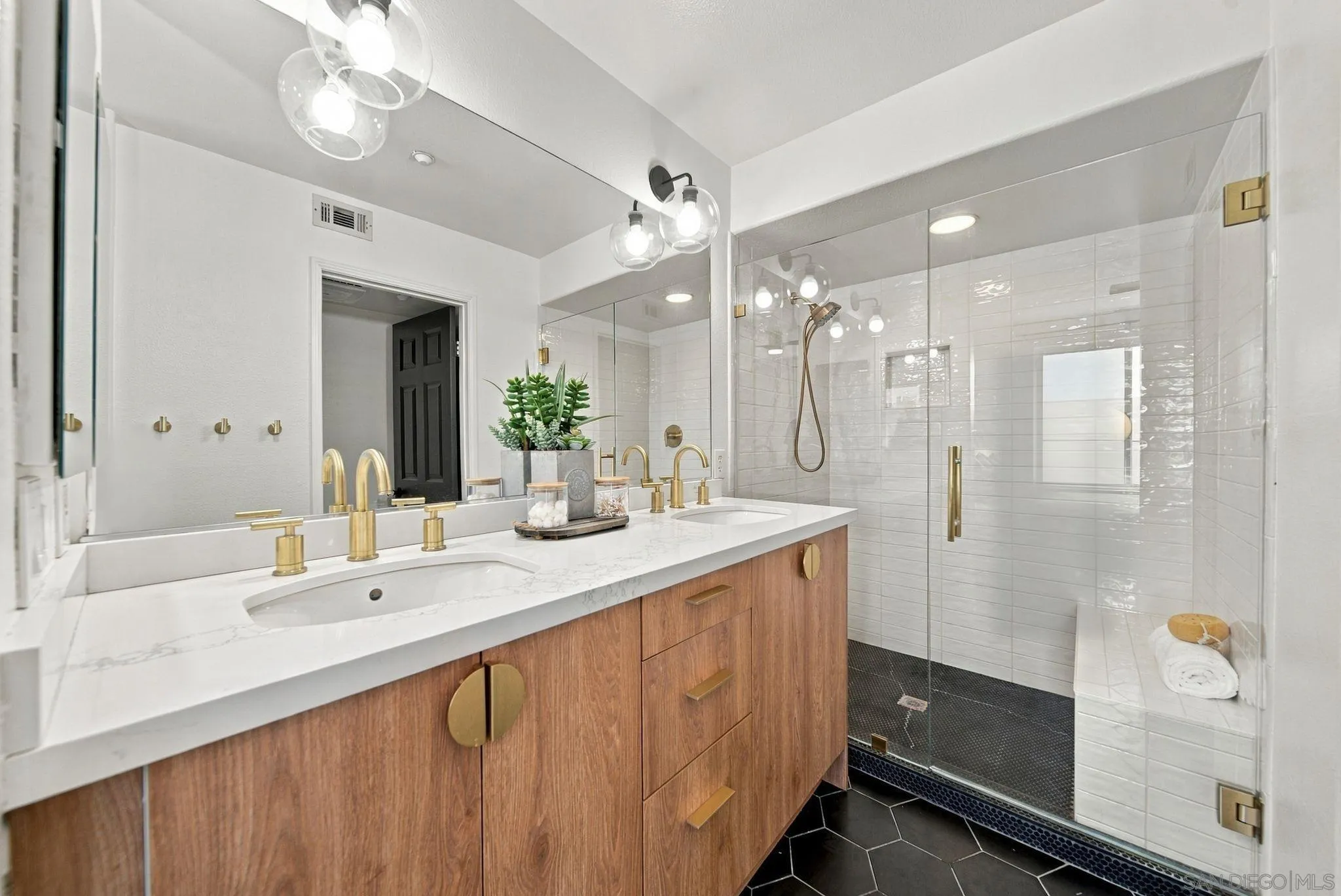 https://cdn.realtyfeed.com/cdn/127/260023709/d3aae65f080d4aba18d497e3f327a4fe.webp