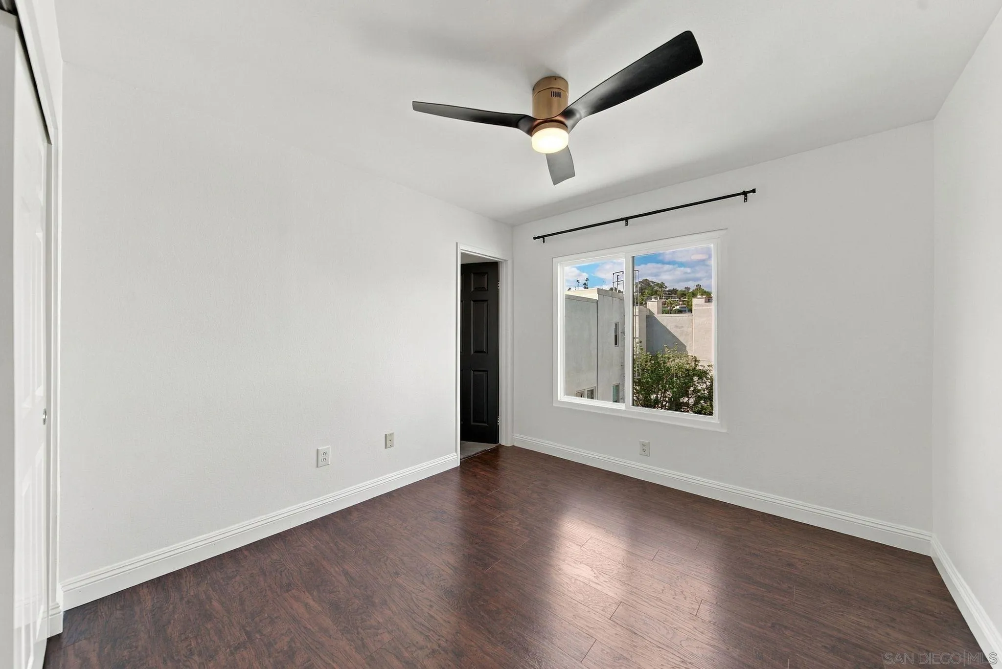 https://cdn.realtyfeed.com/cdn/127/260023709/e64e0e28db2b4f48de9e8763ae4a1dba.webp