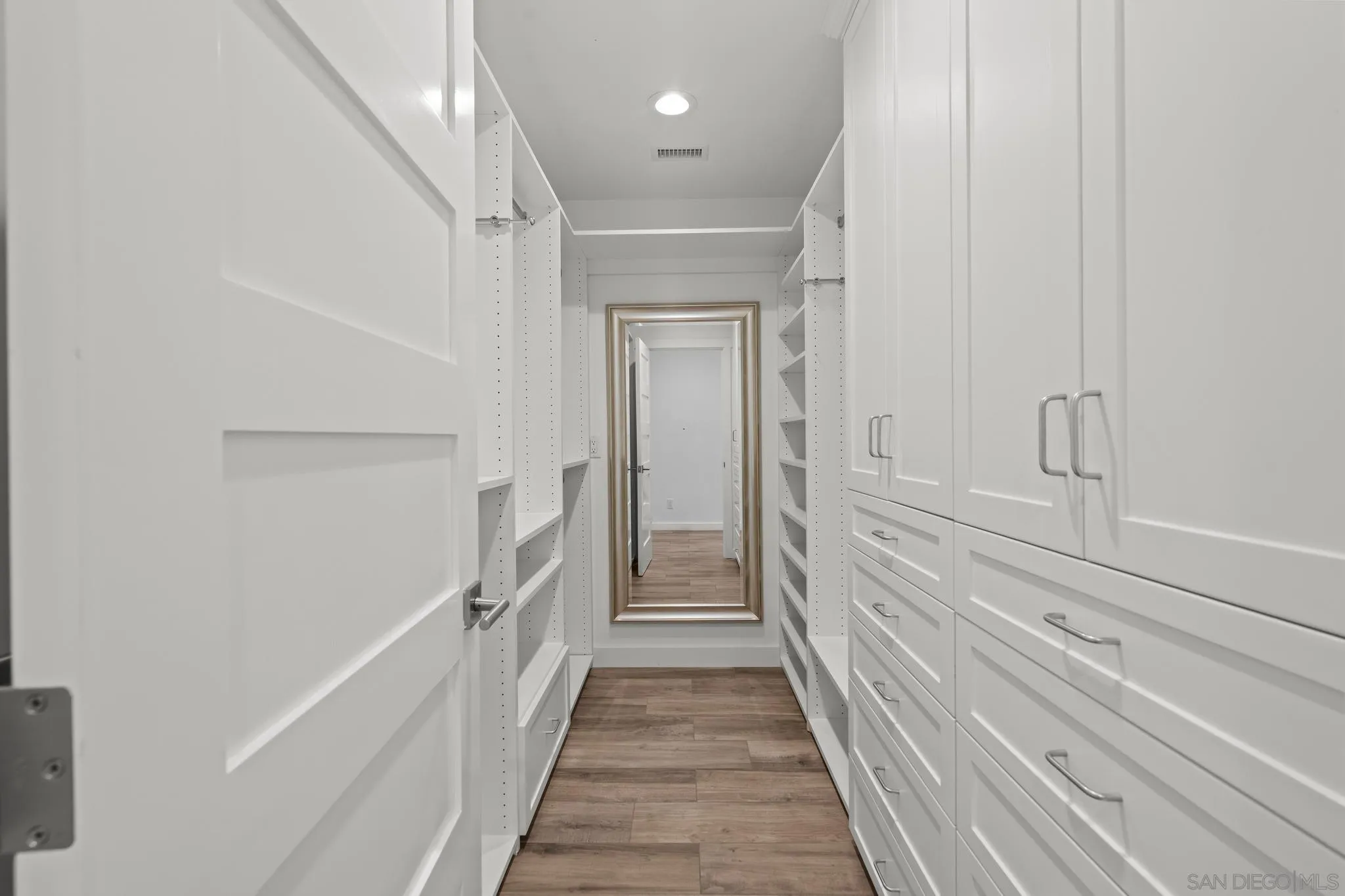 https://cdn.realtyfeed.com/cdn/127/260023714/6f4012f55d0dedabed0ed2a4ffacb9b5.webp