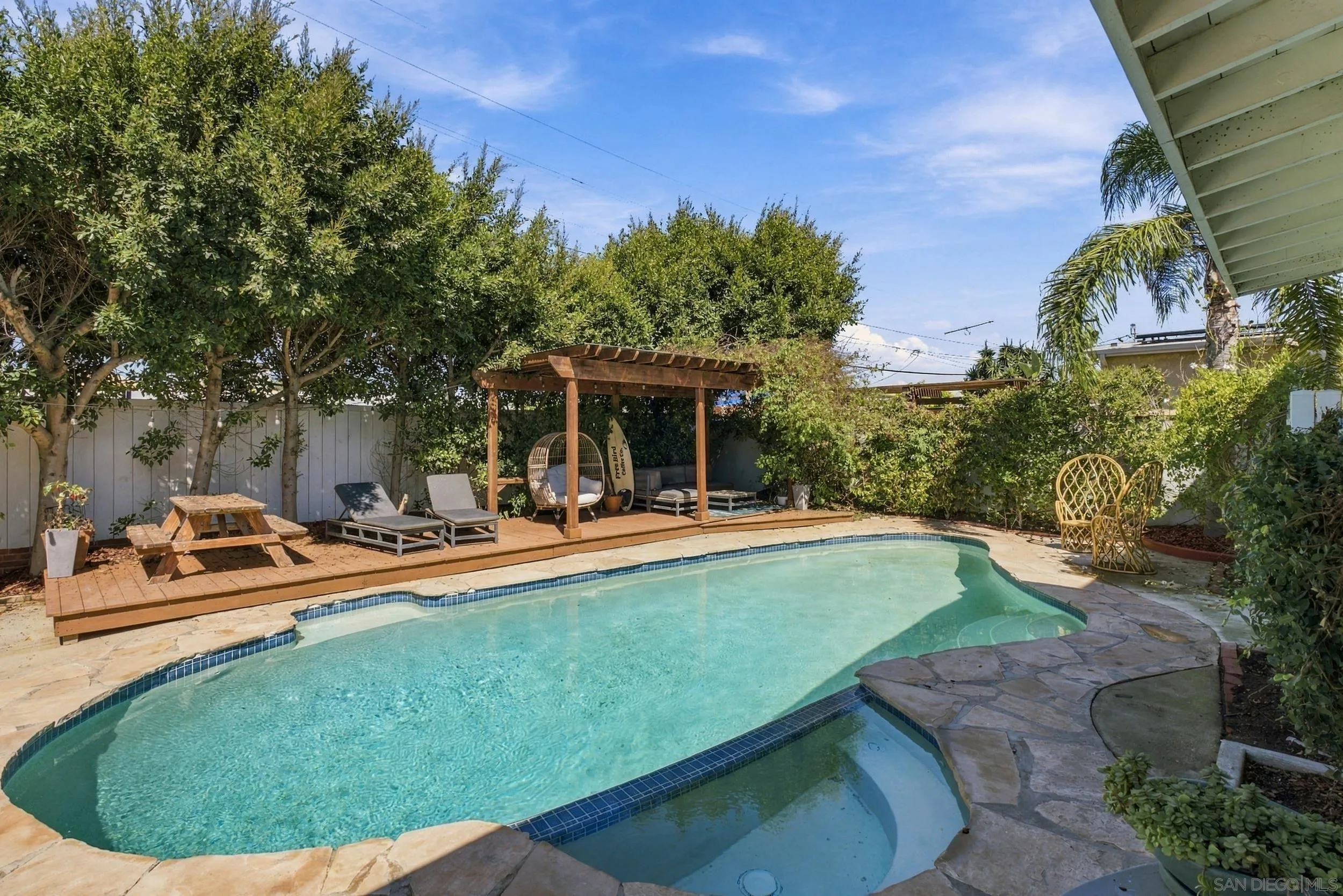 https://cdn.realtyfeed.com/cdn/127/260023716/16acb036650115438ee81304609ec1f3.webp
