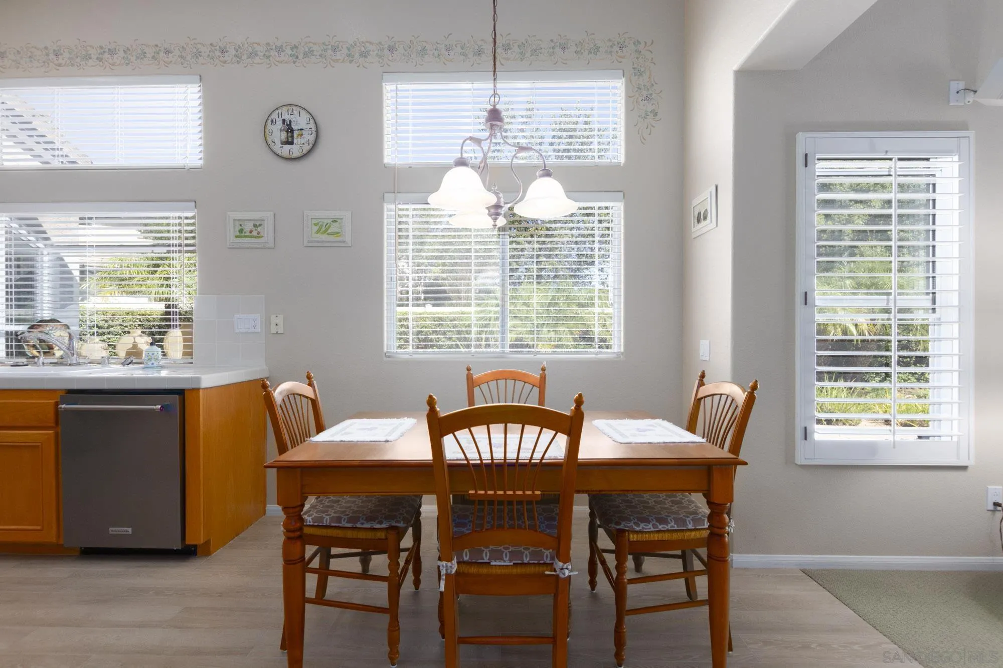 https://cdn.realtyfeed.com/cdn/127/260023721/096f7212359620576bd7a61c6c827136.webp