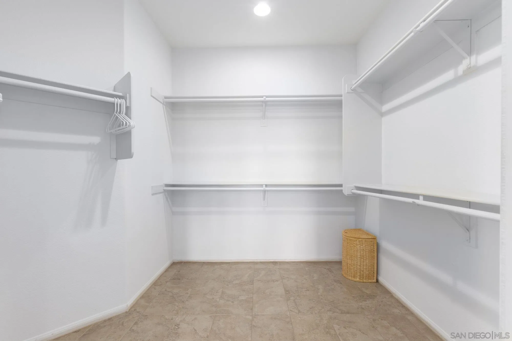 https://cdn.realtyfeed.com/cdn/127/260023721/852eed6cbd7f78d7a3aef82c9ca08358.webp