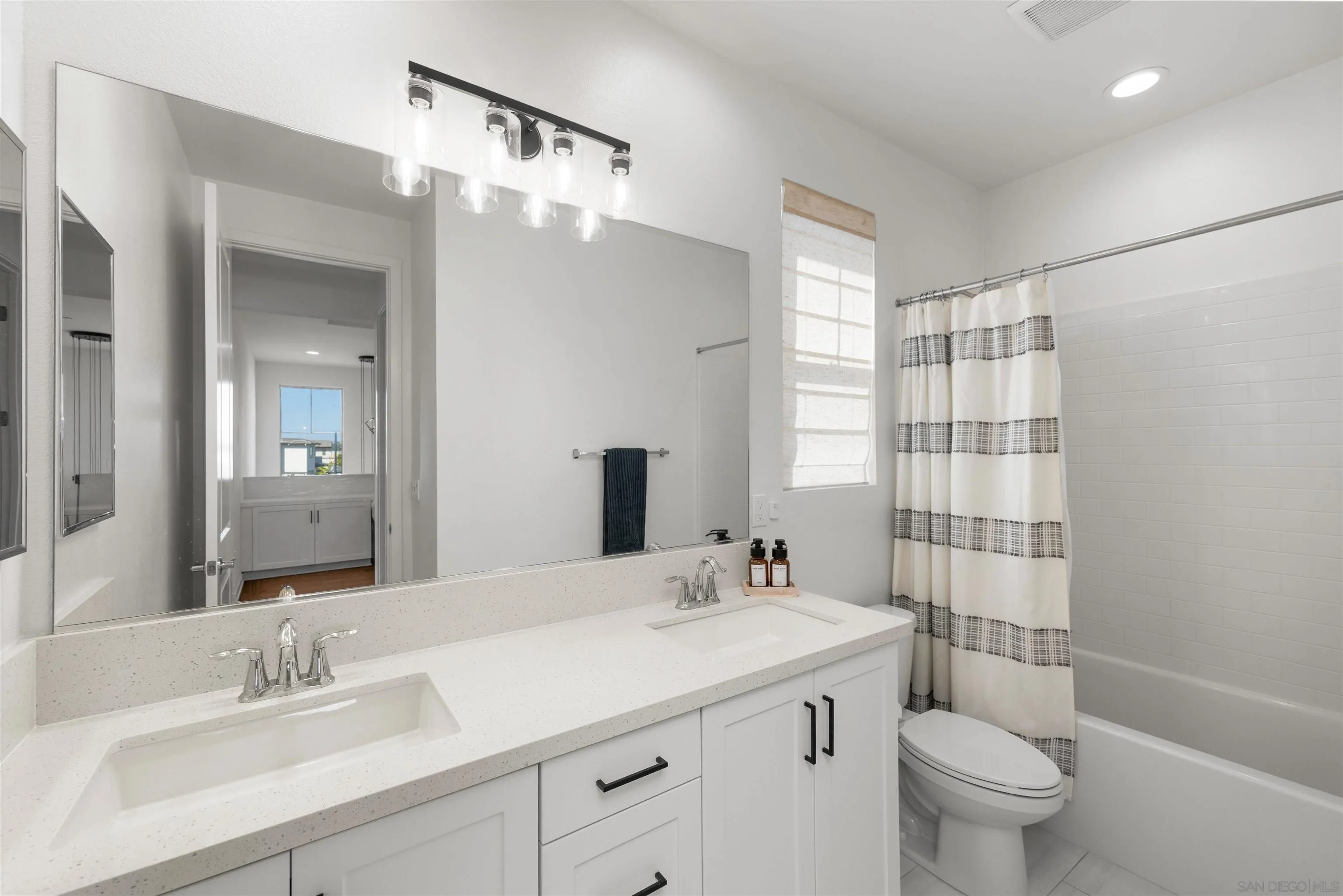 https://cdn.realtyfeed.com/cdn/127/260023722/486a4d2bb212848fccc3138b0e74bd5e.webp