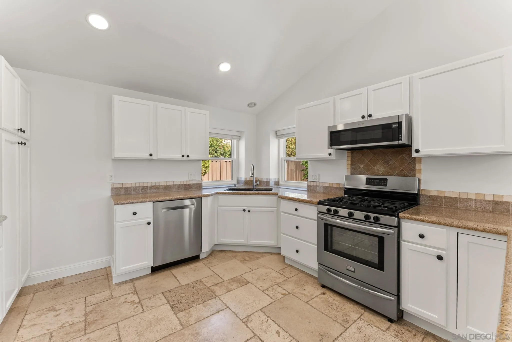 https://cdn.realtyfeed.com/cdn/127/260023727/39b7145c4616bcb2783d942f4891b8c4.webp