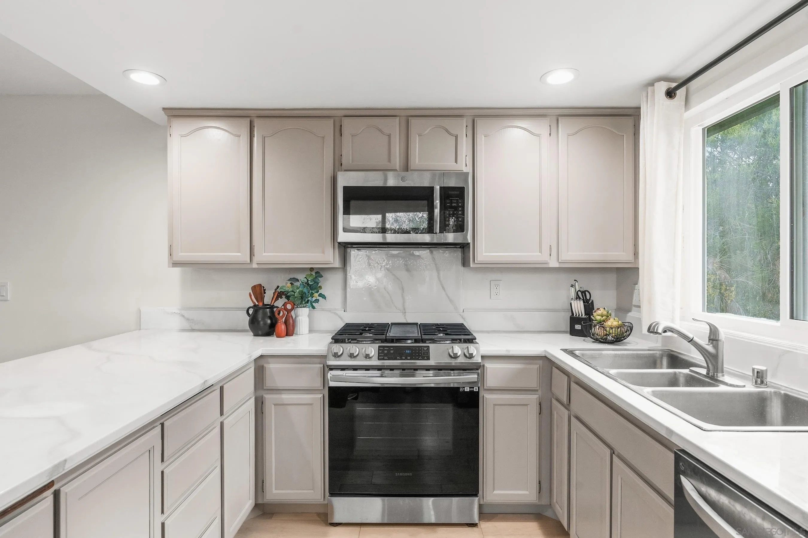 https://cdn.realtyfeed.com/cdn/127/260023757/daec2c365c06775a1ea63082cfed6ea4.webp
