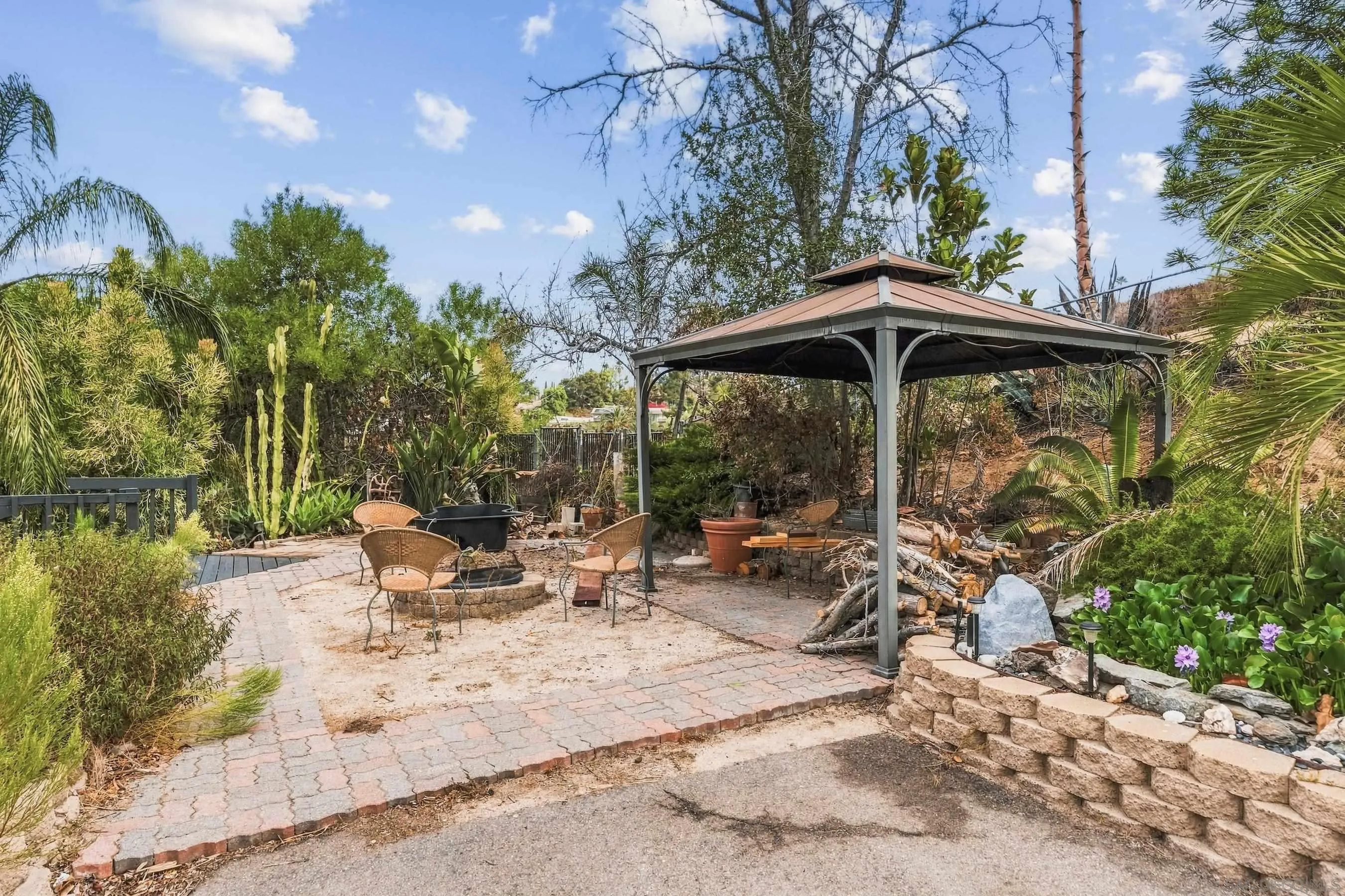 https://cdn.realtyfeed.com/cdn/127/260023757/ef415ea0b3a53a22bd0944c8192b5982.webp