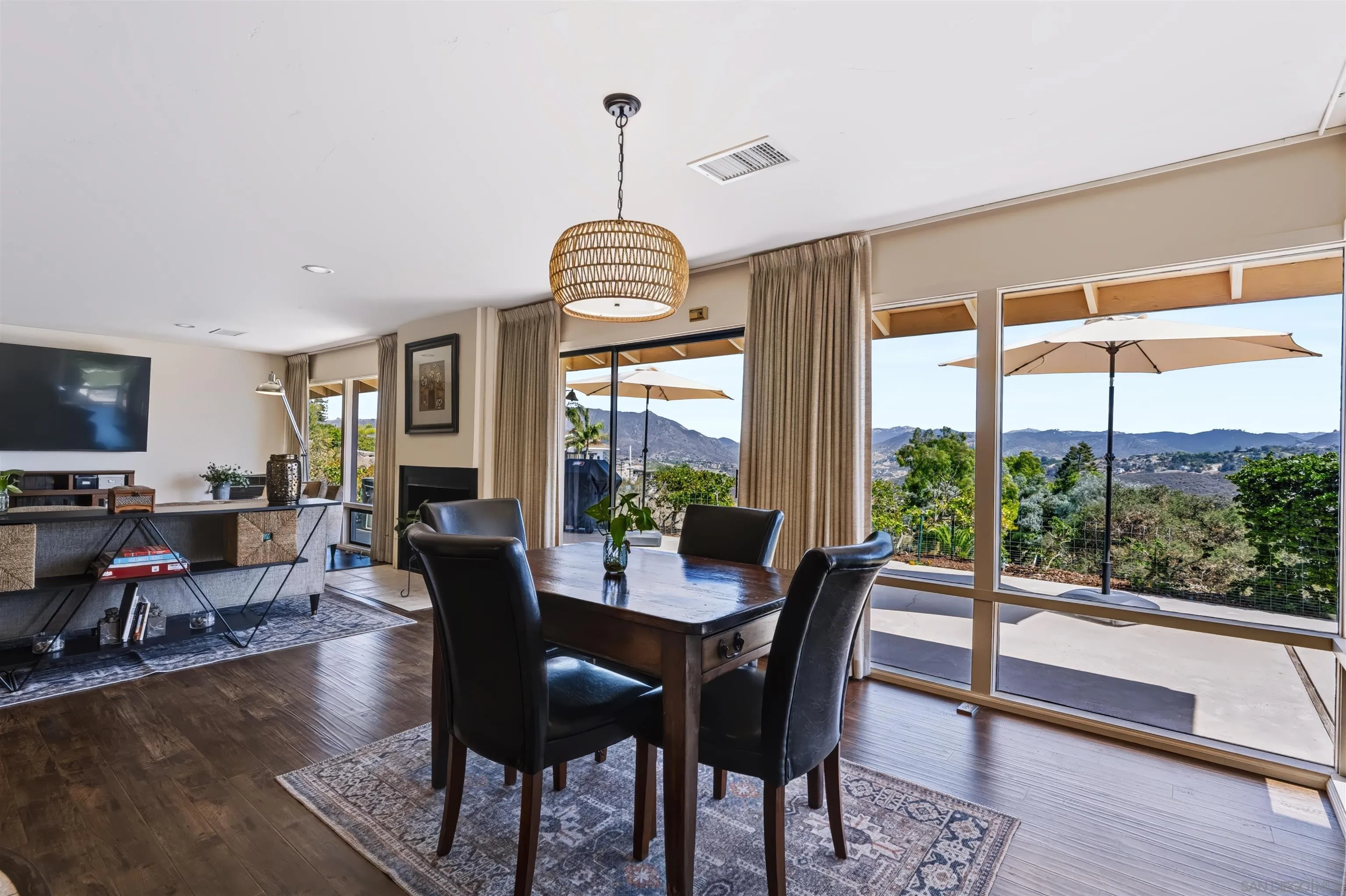 https://cdn.realtyfeed.com/cdn/127/260023760/052a1b9e2a82ef4c9cd5c9213075b0c3.webp