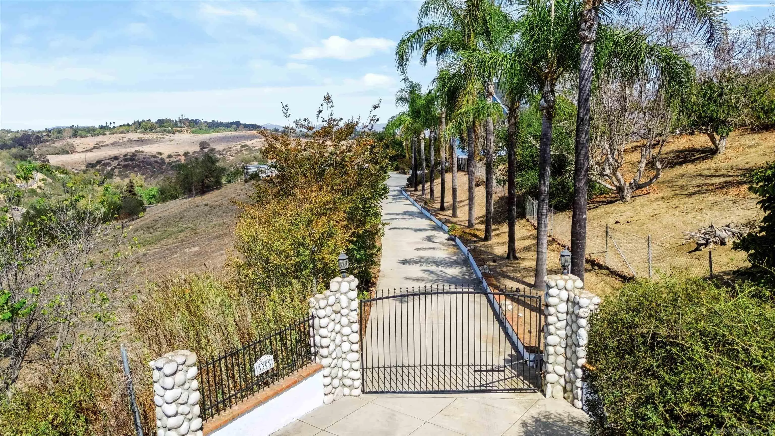https://cdn.realtyfeed.com/cdn/127/260023761/891015da758120128872e50c0a80bd96.webp