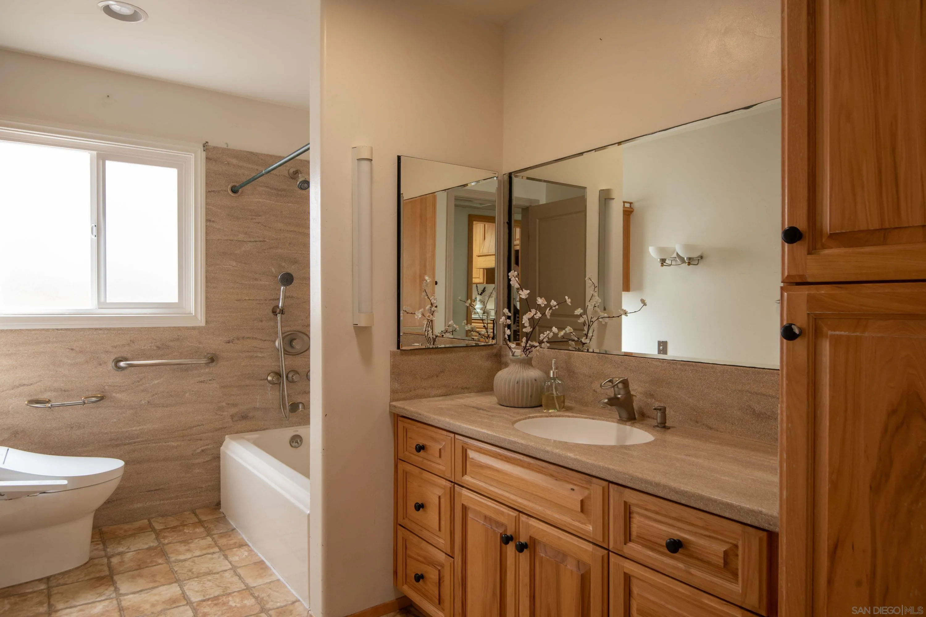 https://cdn.realtyfeed.com/cdn/127/260023762/c84603ffaec2b126caa0716bc00da30a.webp