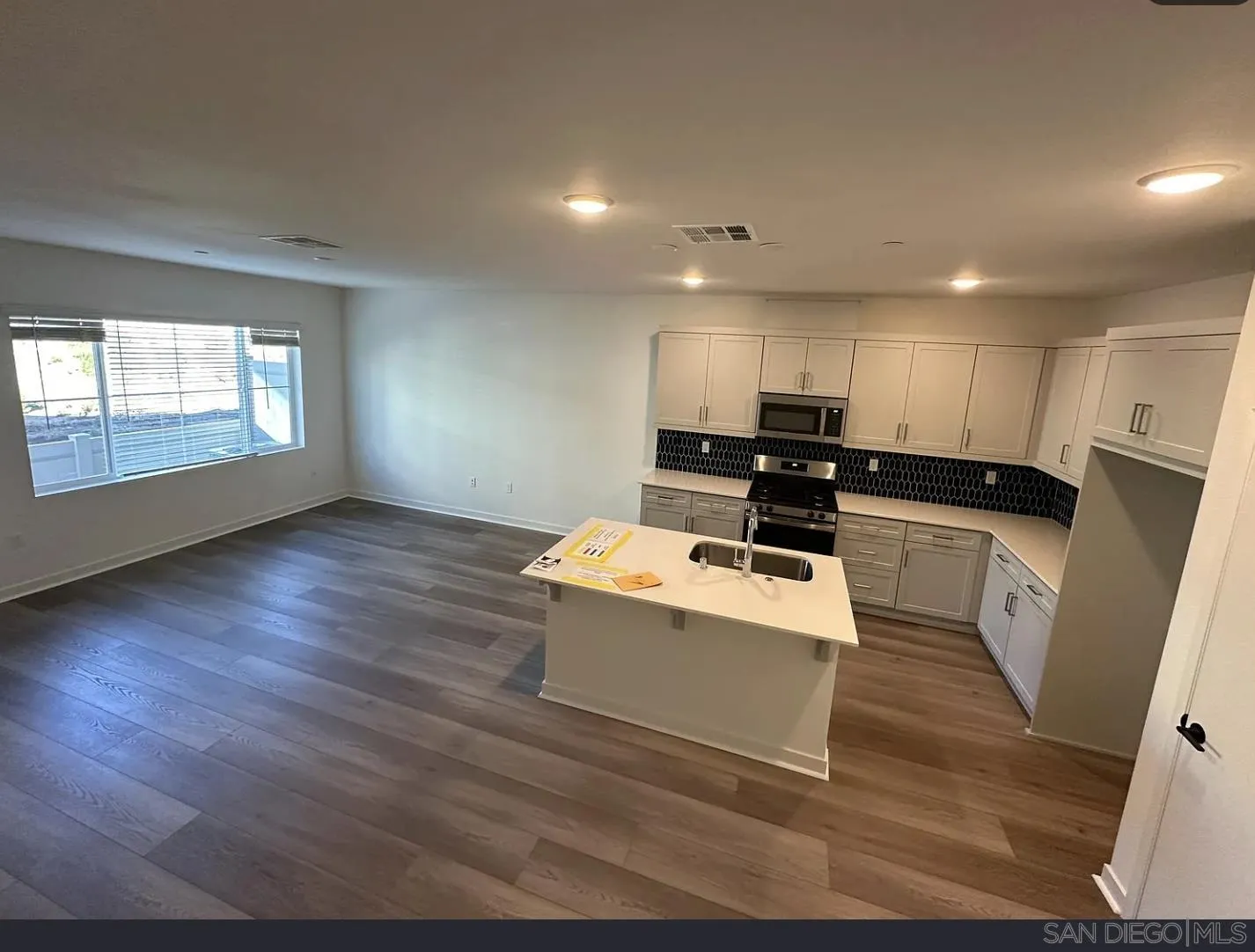 https://cdn.realtyfeed.com/cdn/127/260023775/7bacf33a3fbb684430eb73fb407ea8bc.webp