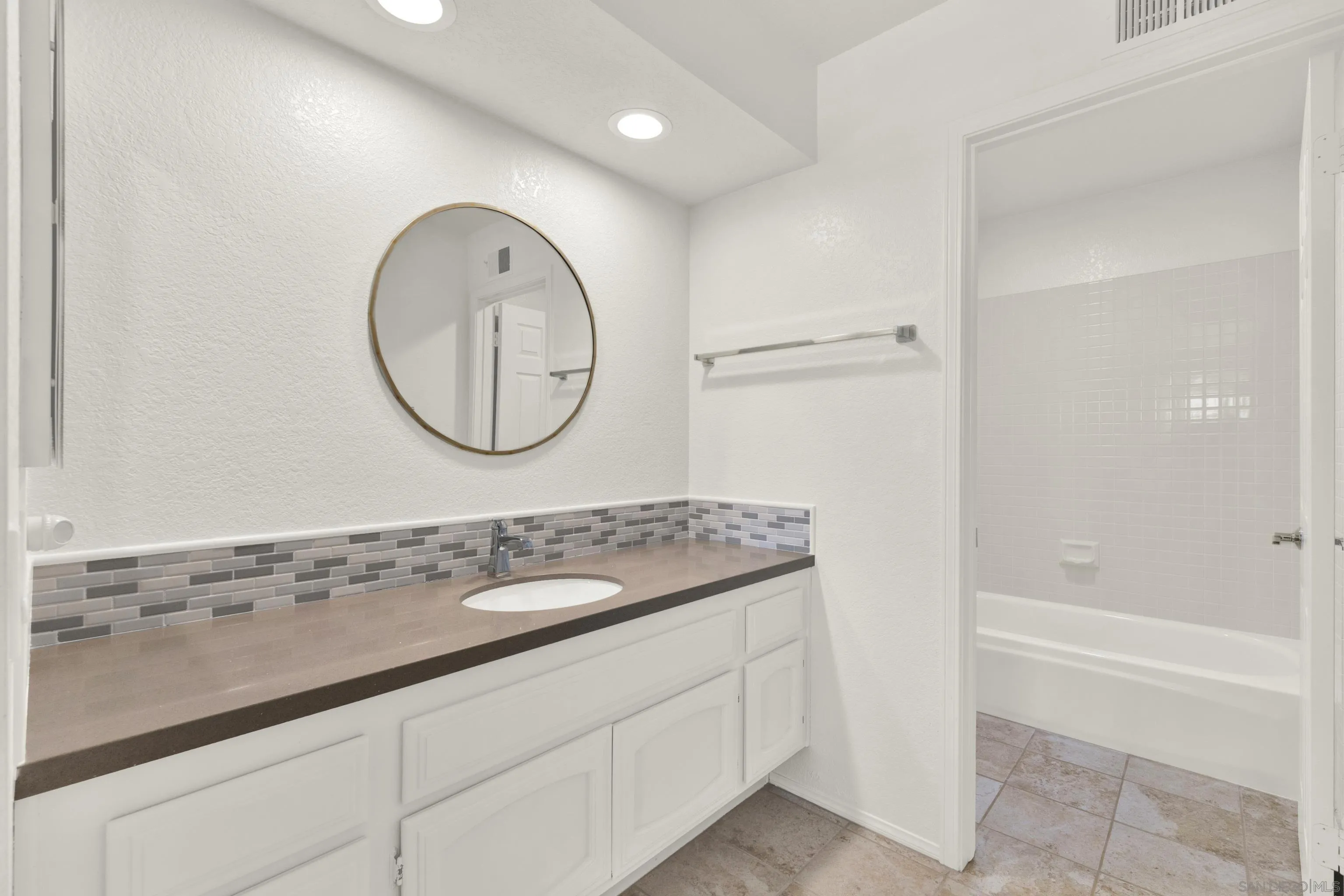 https://cdn.realtyfeed.com/cdn/127/260023787/26dd344bd4663e07724062262738ec61.webp