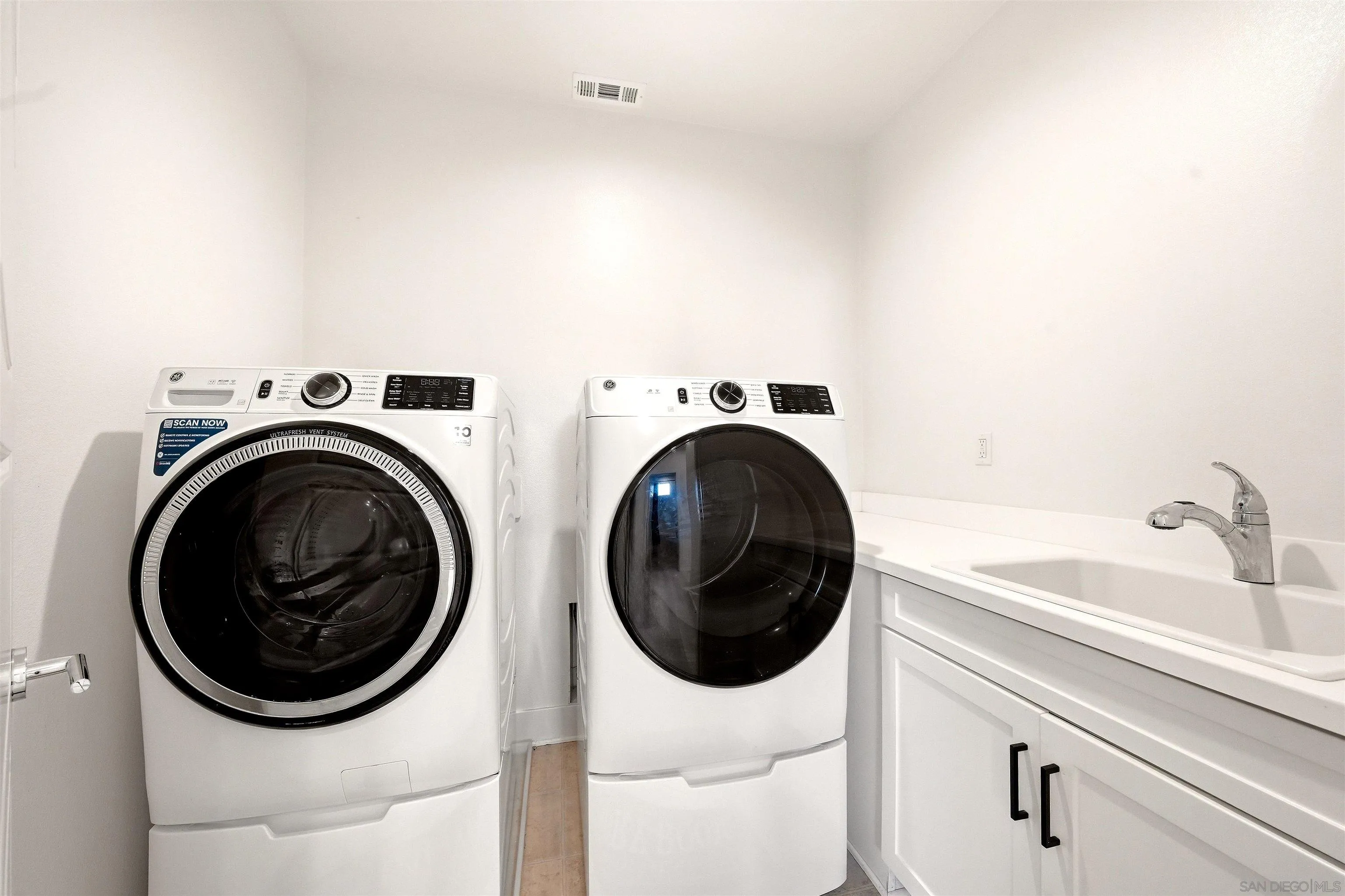 https://cdn.realtyfeed.com/cdn/127/260023789/5e1467f4aba6466b6946e7fcf234aad4.webp